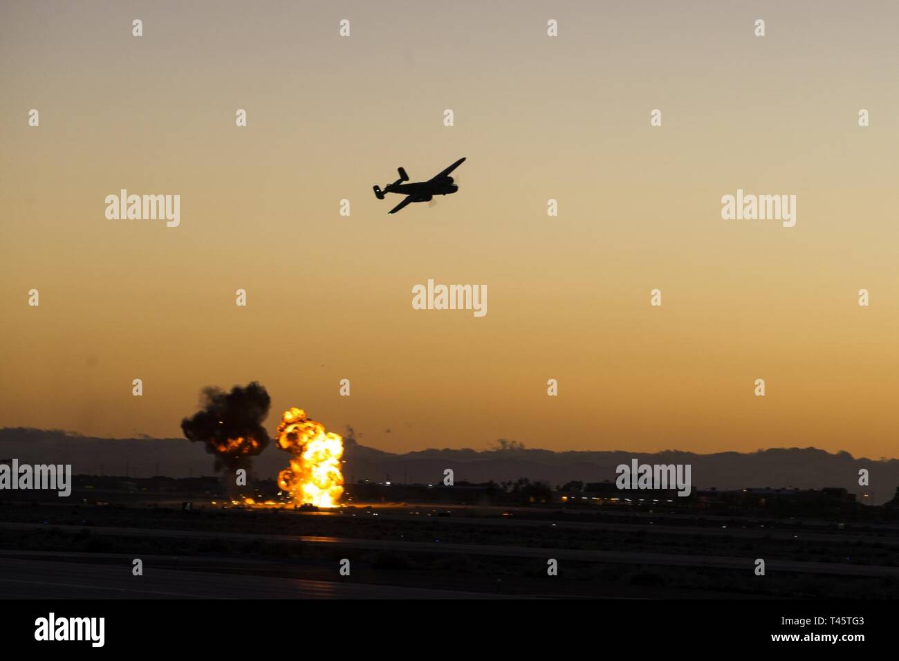 Il Mesa e Southern California Commemorative Air Force esegue un acrobatico display antenna per gli spettatori durante il 2019 Yuma Airshow di ospitati da Marine Corps Air Station(ICM) Yuma Ariz., 8 marzo 2019. L'Airshow di ICM è Yuma solo airshow di militari dell'anno e offre alla comunità la possibilità di vedere antenna emozionanti ed esecutori di massa per libero mentre interagiscono con Marines e marinai. Foto Stock