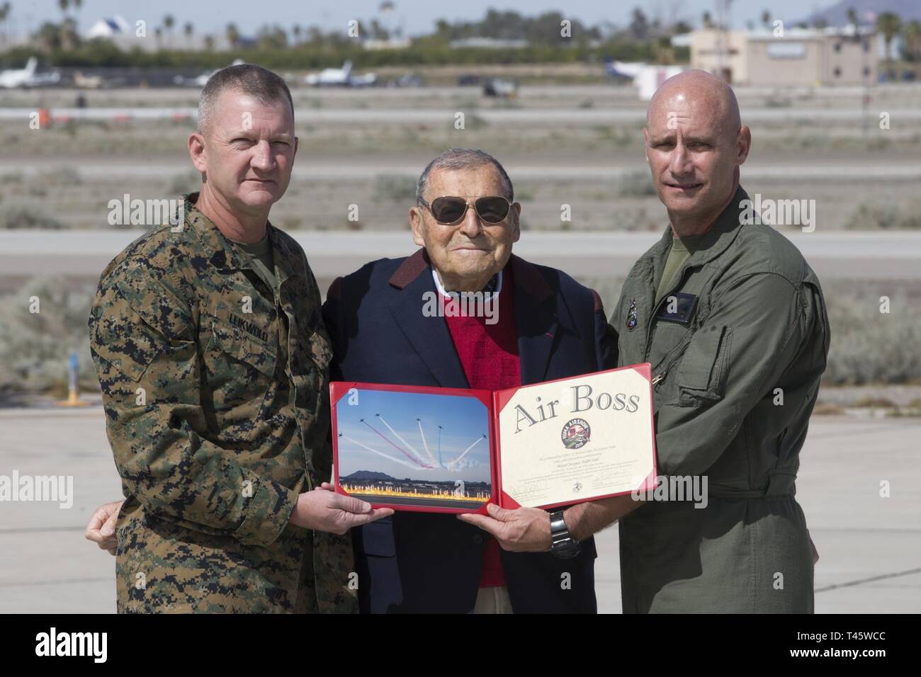 Stati Uniti Marine Corps Col. David A. Suggs, Comandante Marine Corps Air Station(ICM) Yuma presenta Jacque-Andre Istel 'Mayor di felicita', con il 2019 Yuma Airshow aria onorario Boss award a MCAS Yuma, Ariz., Sabato, 9 marzo 2019. L'Airshow di ICM è Yuma solo airshow di militari dell'anno e offre alla comunità la possibilità di vedere antenna emozionanti ed esecutori di massa per libero mentre interagiscono con Marines e marinai. Foto Stock