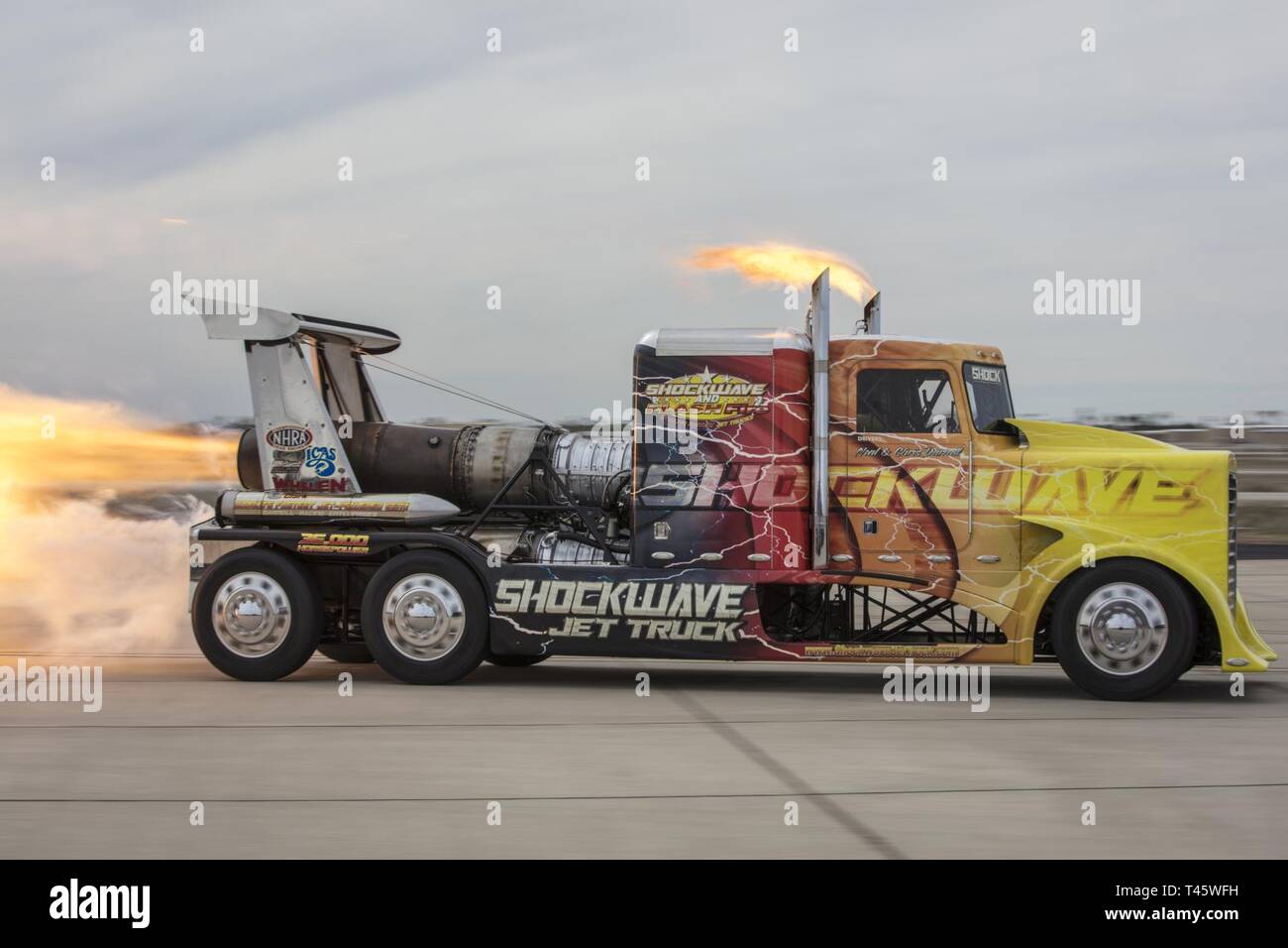 Chris Darnell, driver di Shockwave carrello a getto, trascina verso il basso il Marine Corps Air Station (ICM) Yuma linea di volo durante il 2019 Yuma Airhow ospitato da Marine Corps Air Station (ICM) Yuma Ariz., 9 marzo 2019. L'Airshow di ICM è Yuma solo airshow di militari dell'anno e offre alla comunità la possibilità di vedere antenna emozionanti ed esecutori di massa per libero mentre interagiscono con Marines e marinai. Foto Stock