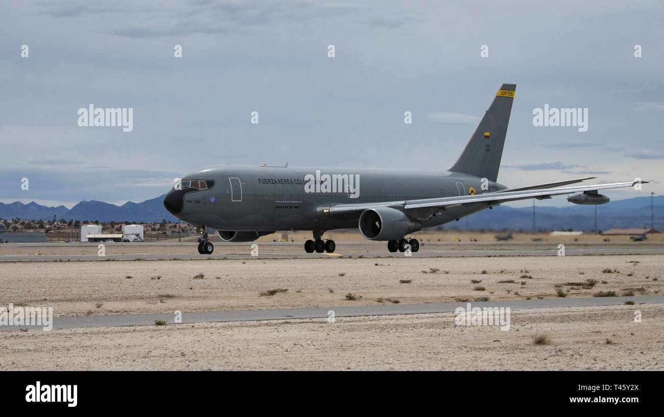 Un colombiano Air Force Boeing KC-767 si prepara a prendere il volo mentre partecipa in bandiera rossa 19-2 presso la Base Aerea Militare di Nellis Nev., 11 marzo 2019. Il KC-767 è una antenna militare il rifornimento di carburante e del trasporto strategico aereo. Foto Stock