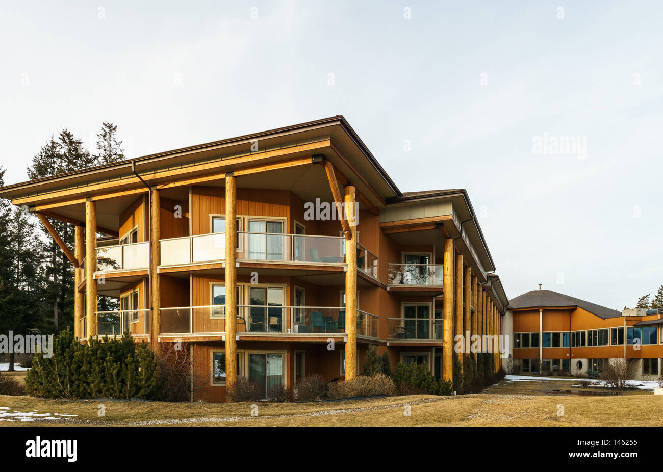 SQUILAX, Canada - 16 Marzo 2019: moderno hotel in legno con alberi in British Columbia il piccolo lago Shuswap. Foto Stock