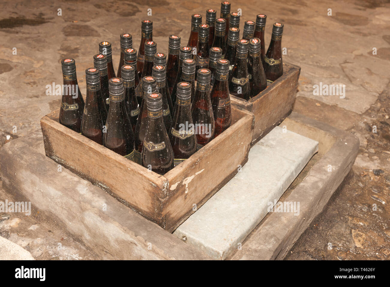 HAVANA CUBA - Giugno 30 2012; due casse di vecchie polverose bottiglie il rum Havana Club sul vecchio pavimento in museo display. Foto Stock