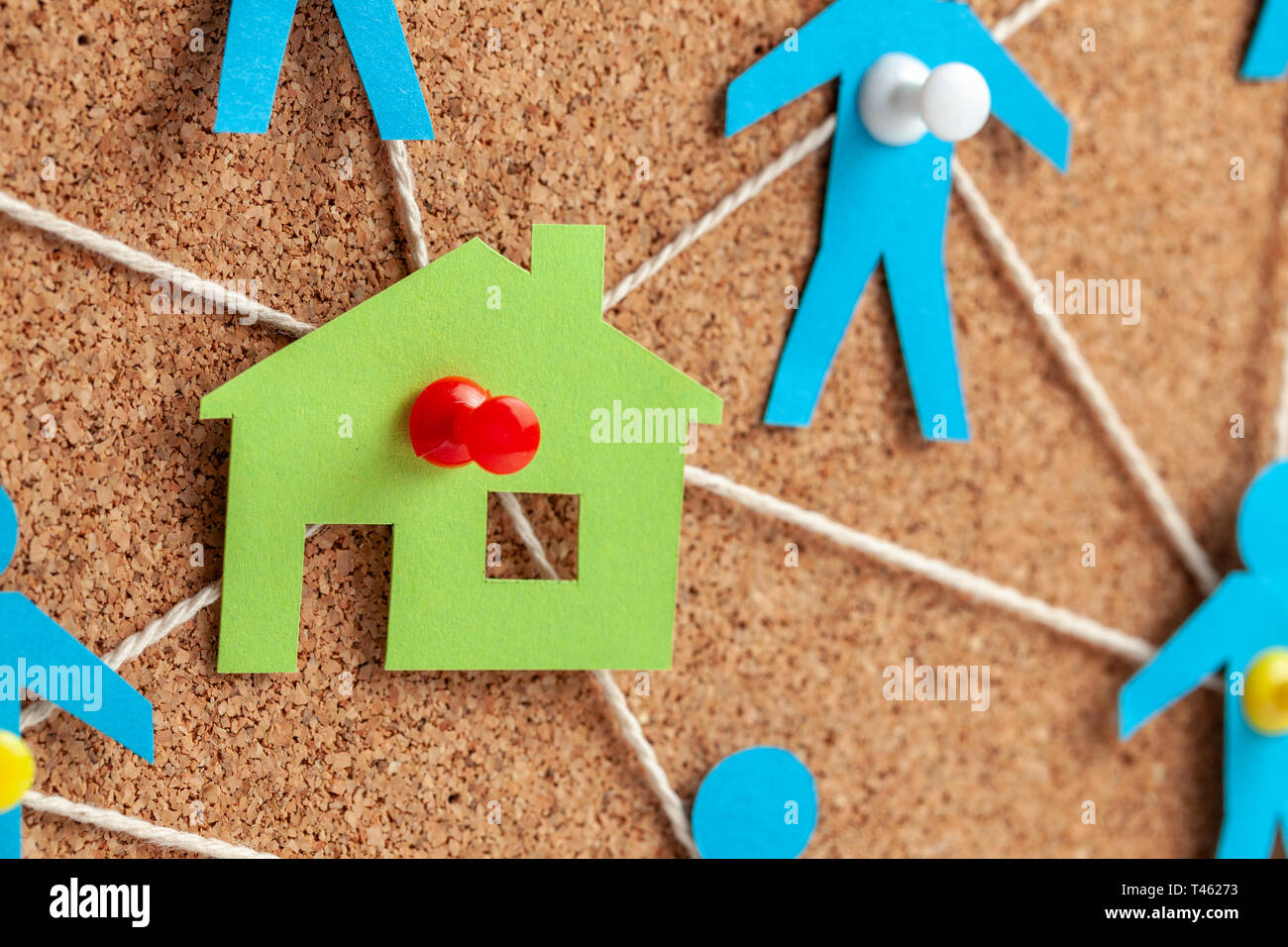 La costruzione della casa e della necessità di costruttori. La corruzione nel settore immobiliare. La casa e la comunicazione con le persone con funi Foto Stock