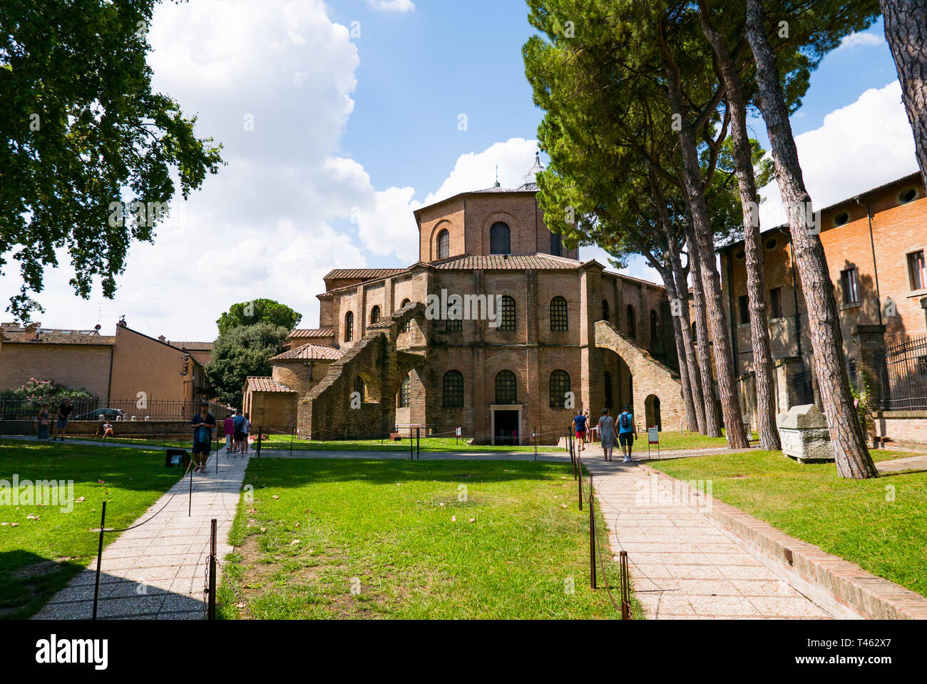 RAVENNA, Italia 2018 agosto 03: turisti visitano la Basilica di San Vitale di Ravenna. Tempio di cattolica, un esempio di architettura bizantina. Italia Foto Stock