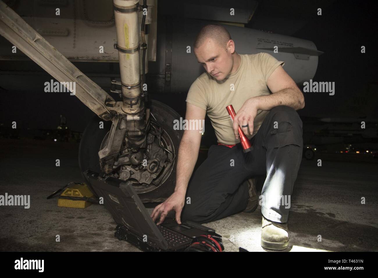 Stati Uniti Air Force Airman 1. Classe Shane Allen, tredicesima Manutenzione aeromobili unità capo equipaggio, controlli dati tecnici mentre si esegue una ispezione pre-volo presso Andersen Air Force Base, Guam, 28 febbraio, 2019. Xiii Fighter Squadron ha partecipato a far fronte nord 19 al fianco di 20 unità da vari militari statunitensi rami, la Royal Australian Air Force e il Giappone Aria forza di autodifesa. Foto Stock