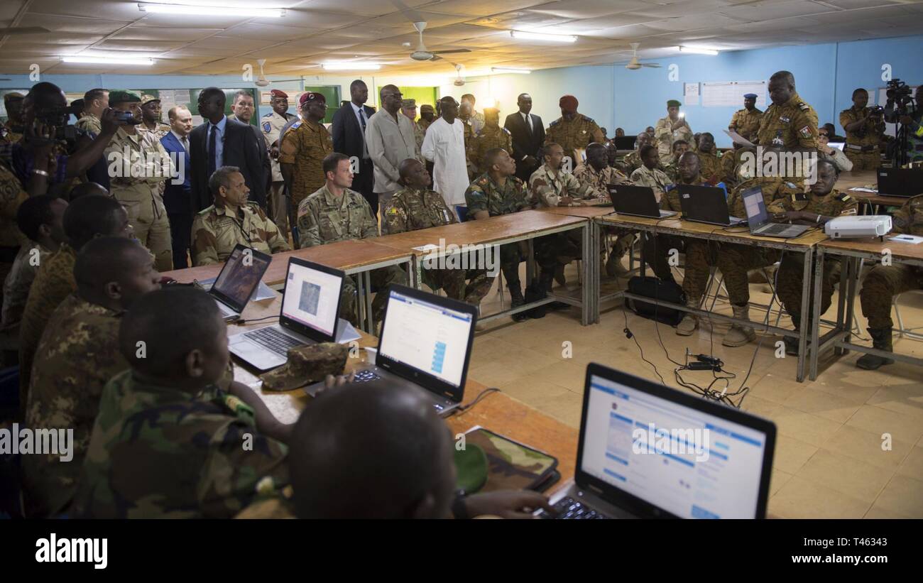 Il Burkina Faso è Presidente della Repubblica, Roch Marc Christian Kaboré (centro) riceve un briefing da senior leader Flintlock, a Camp Zagre, Burkina Faso, sul Mar 1, 2019. Flintlock è un annuale per le operazioni speciali e il Dipartimento di Stato per l'esercizio che coinvolge più di duemila soldati, aviatori, navale e le forze di polizia da 30 forze della Nazione. Lezioni apprese a Flintlock rafforzare la sicurezza globale delle istituzioni, promuovere la multinazionale per la condivisione di informazioni e sviluppare l'interoperabilità tra occidentali e paesi partner del Nord e Africa Occidentale. (Esercito JMHQ Foto Stock