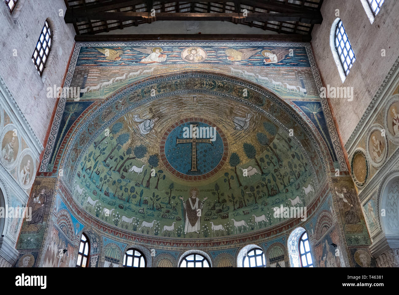 RAVENNA, Italia - 8 agosto 2018: mosaici della navata della basilica di Sant'Apollinare Basilica di Sant'Apollinare in Classe a Ravenna, Emilia-Roma Foto Stock