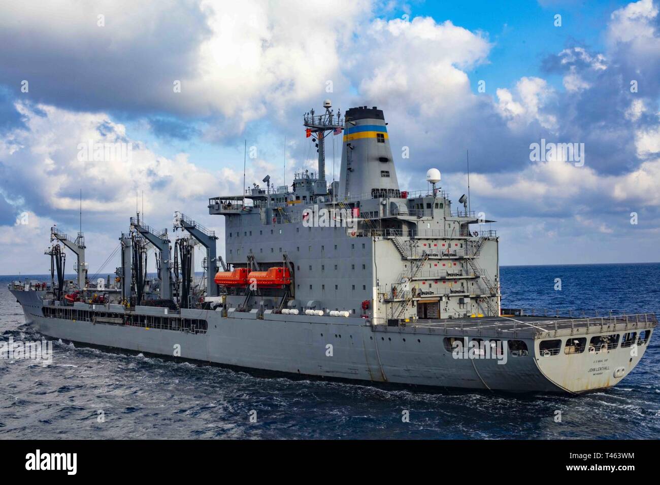 Mare Mediterraneo (Mar. 1, 2019) Henry Kaiser-class flotta oliatore di rifornimento USNS John Lenthall (T-AO 188) tira a fianco del San Antonio-classe di trasporto anfibio dock nave USS Arlington (LPD 24) prima di un rifornimento in mare, Marzo 1, 2019. Arlington è su una distribuzione programmata come parte dell'anfibio Kearsarge Gruppo pronto a sostegno della sicurezza marittima, operazioni di risposta alle crisi del teatro e la cooperazione in materia di sicurezza, fornendo nel contempo anche un avanzamento presenza navale. Foto Stock