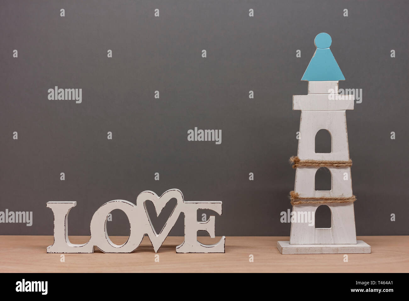 Faro di giocattoli in legno e lettere parola amore Foto Stock