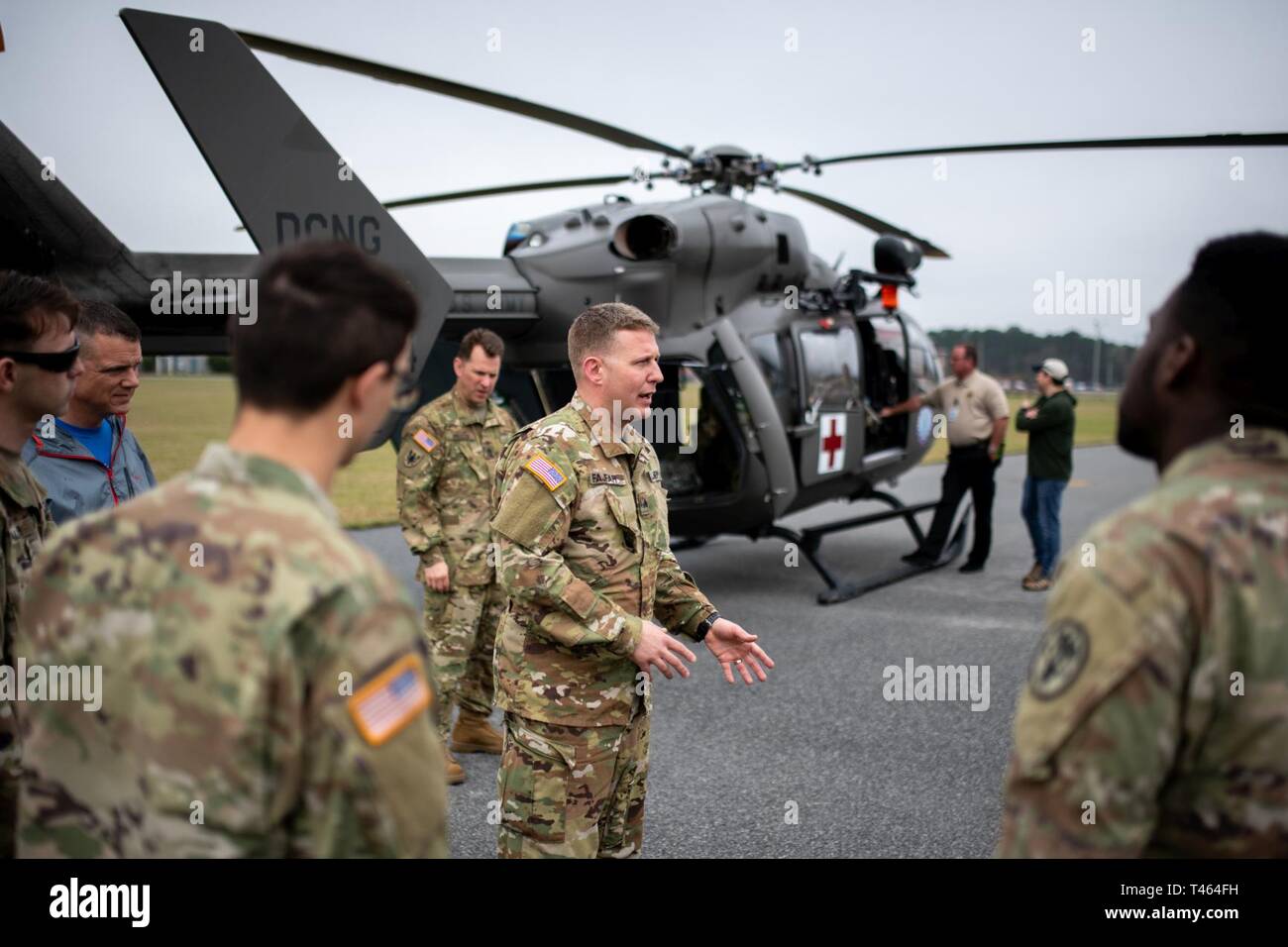 Sgt. Bradford Fajfar, un capo equipaggio con Delta Company, 1-224 AVB, Distretto di Columbia Guardia nazionale, incarica i soldati dal Fort Stewart Winn esercito Comunità Ospedale MEDDAC sulle procedure corrette per il caricamento di una lettiga paziente su un UH-72 Lakota MEDEVAC elicottero durante il patriota sud 19 Esercizio, Marzo 2, 2019. PATRIOT è un nazionale di operazioni di disaster-risposta esercizio di formazione condotta dalla Guardia Nazionale di unità di lavoro federali, statali e locali di gestione delle emergenze le agenzie e i soccorritori. Foto Stock