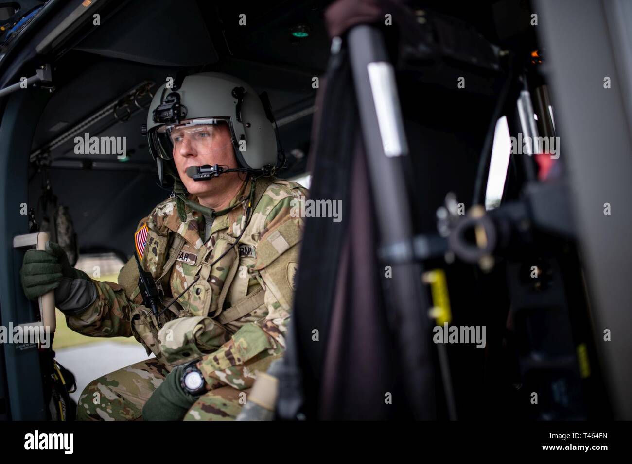 Sgt. Bradford Fajfar, un capo equipaggio con Delta Company, 1-224 AVB, Distretto di Columbia Guardia nazionale, attende per un paziente team di lettiera di approccio come si pratica delle procedure di caricamento su un UH-72 Lakota MEDEVAC elicottero durante il patriota sud 19 Esercizio, Marzo 2, 2019. PATRIOT è un nazionale di operazioni di disaster-risposta esercizio di formazione condotta dalla Guardia Nazionale di unità di lavoro federali, statali e locali di gestione delle emergenze le agenzie e i soccorritori. Foto Stock