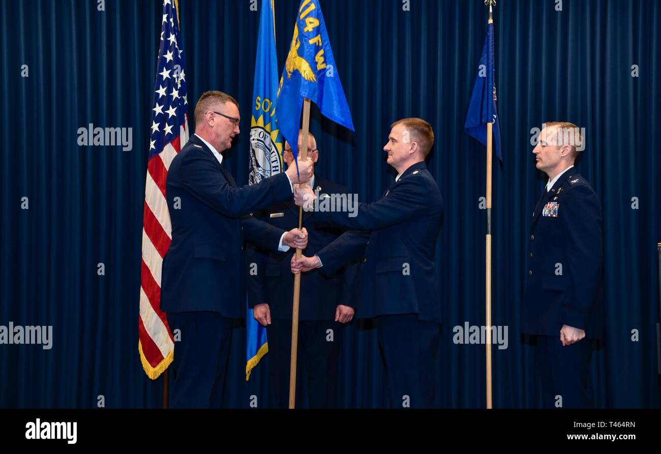 Lt. Col. Cory Kestel ha preso il comando delle operazioni 114Gruppo da Col. Mark Morrell chi assunse il 114Fighter Wing vice comandante posizione durante un cambio del comando cerimonia al Joe Foss Campo, S.D. Il 2 marzo 2019. Kestel è stata in campo militare per oltre 22 anni e ha recentemente tenuto la 175Fighter Squadron commander posizione prima di assumere questo nuovo ruolo. Foto Stock