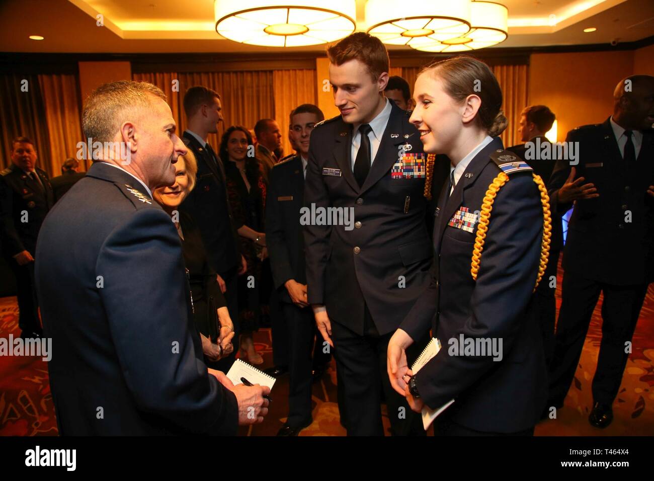 Gen. David Goldfein, Capo di Stato Maggiore degli Stati Uniti Air Force, sinistra, colloqui con Civil Air Patrol Cadet Col. Austin Schultz e Cadet Il Mag. Hannah Kusman durante il 2019 Associazione Spaatz Mid-Winter Cena e Awards Gala, Marzo 2, 2019, in Arlington, Virginia. La manifestazione è stata la pietra angolare della capsula legislativi della settimana durante la quale gli avieri ausiliario ha visitato i membri del Congresso per presentare il cappuccio della relazione annuale. Foto Stock