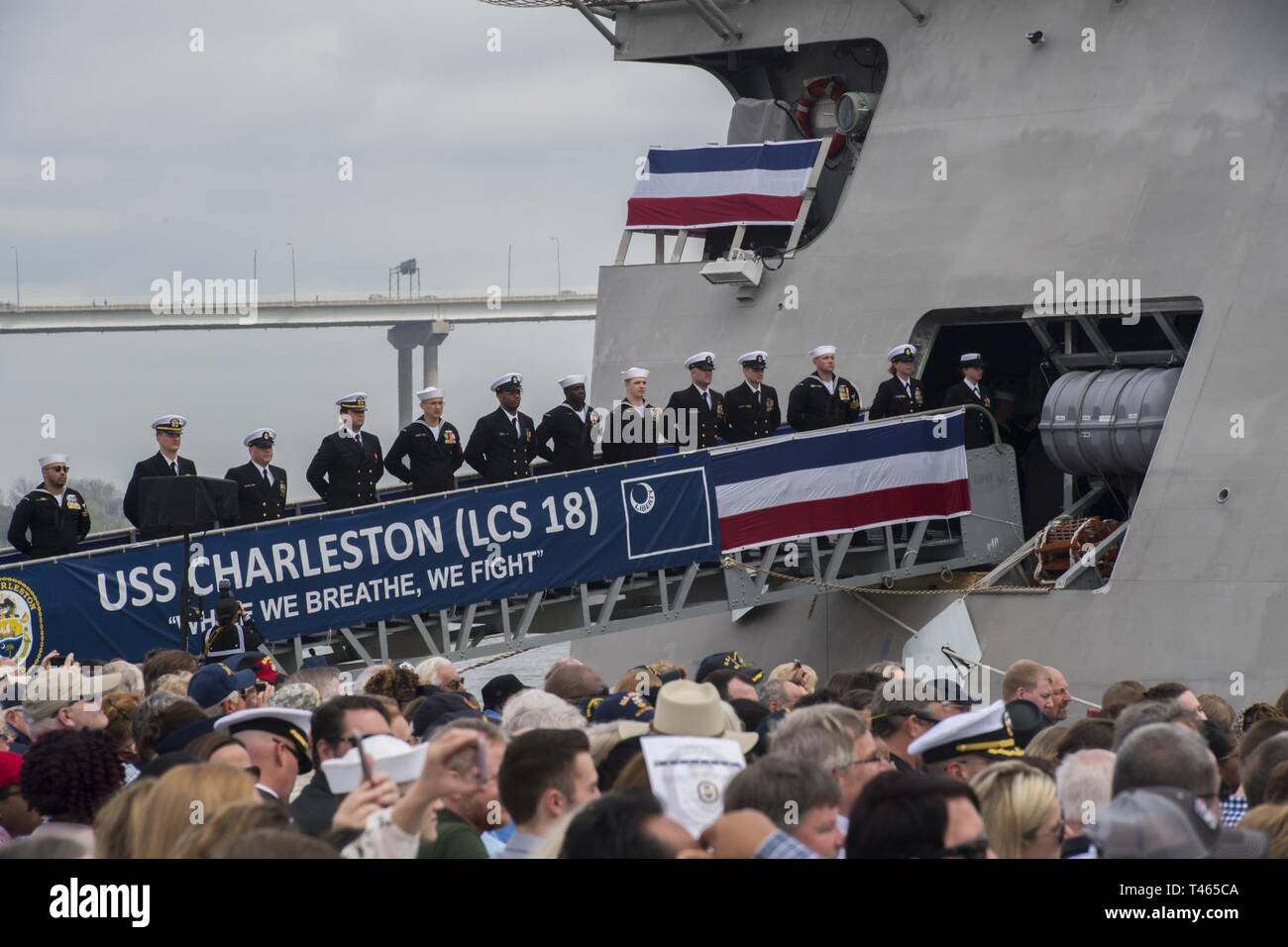 I membri dell'equipaggio della USS Charleston (LCS-18) uomo ufficialmente la nave per la prima volta alla sua cerimonia di messa in servizio il 2 marzo 2019, in Charleston S.C. La USS Charleston-una Littoral Combat Ship destinato per di più le acque poco profonde di quella tipica delle navi della marina militare-è il sesto mezzo navale chiamato dopo la città. Sebbene la nave sarà di stanza a San Diego, CA, il comandante e i membri dell'equipaggio farà viaggi annuali in Charleston per interagire con la città e il lavoro con la Lega Navale di Charleston per mantenere il rapporto tra la città e omonimo e la nave. Foto Stock