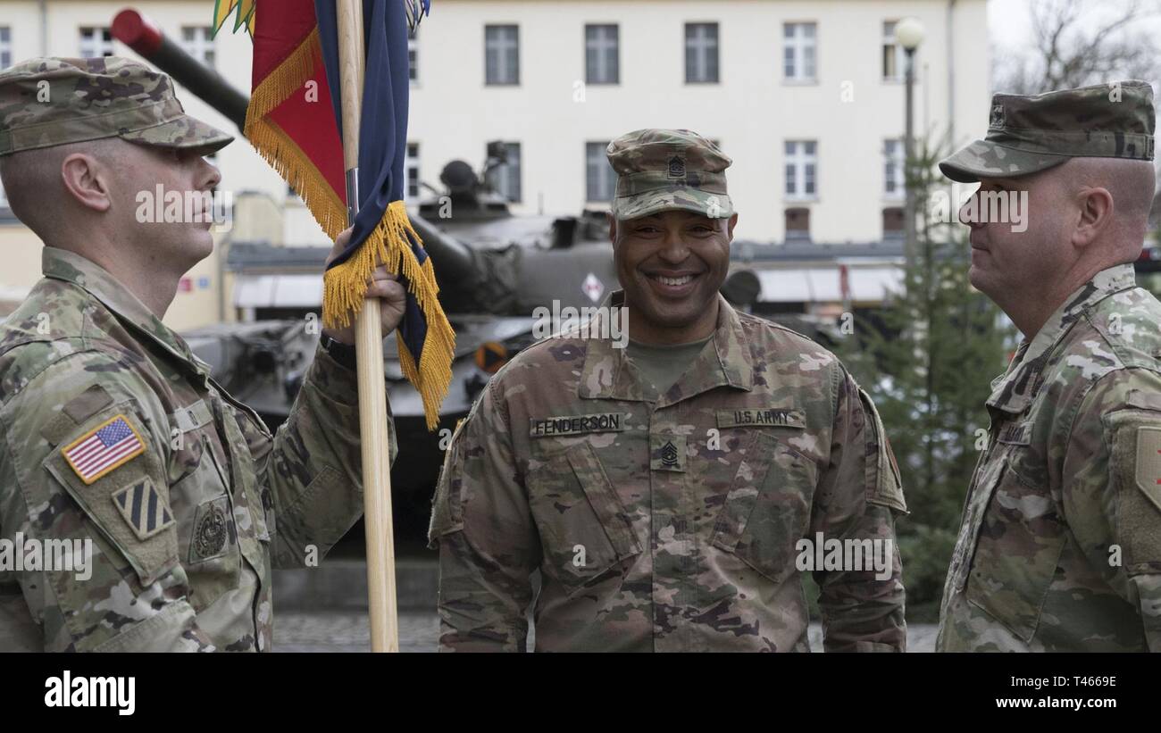 ZAGAN, Polonia - Comando Sgt. Il Mag. Quentin V. Fenderson del 1 ° brigata corazzate contro la squadra, 1a divisione di fanteria, sorrisi durante la sua partecipazione nel tempo onorata tradizione come parte di una rinuncia di responsabilità cerimonia, 4 mar 2019. Questa cerimonia simboleggia Fenderson il trasferimento finale delle sue responsabilità con la brigata come egli capi di per il suo prossimo incarico. Foto Stock