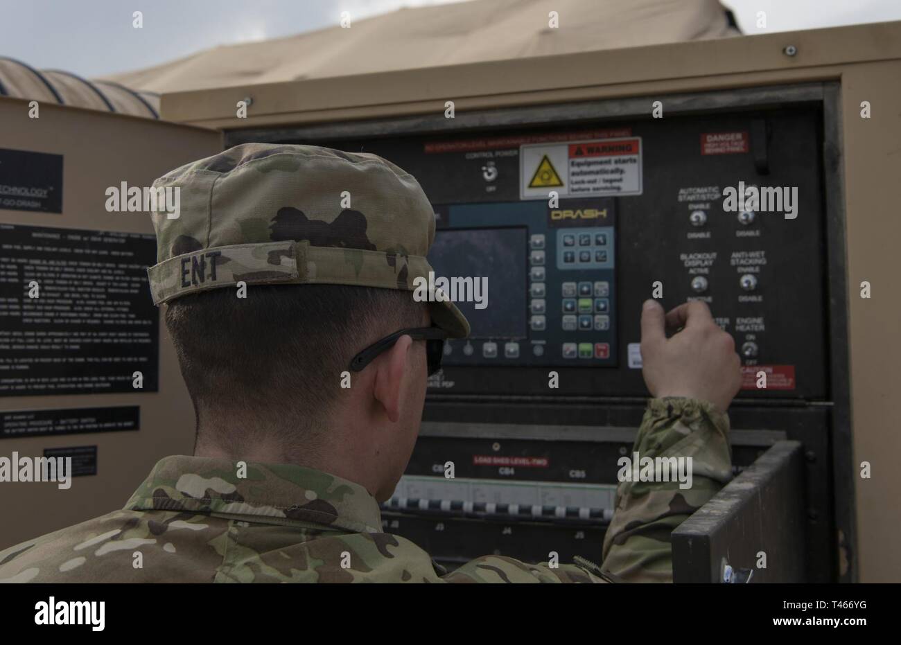 Stati Uniti Army Spc. Giacobbe Ent, patriota fire operatore di controllo, con Bravo batteria, seconda difesa aerea reggimento di artiglieria, xi difesa aerea della brigata di artiglieria, prepara attrezzature presso il sito THAAD in Israele il 4 marzo ,2019. La distribuzione di un sistema THAAD a Israele è un esercizio di U.S. Esercito, U.S. Air Force e forze israeliane, sotto la forza dinamica concetto di occupazione. L'esercizio si basa la prontezza e la interoperabilità nella regione, dimostra la capacità degli Stati Uniti di implementare rapidamente la difesa aerea attivi a livello globale e dimostra la U.S. Esercito una missione dell'Europa per dissuadere i potenziali avversari e Foto Stock