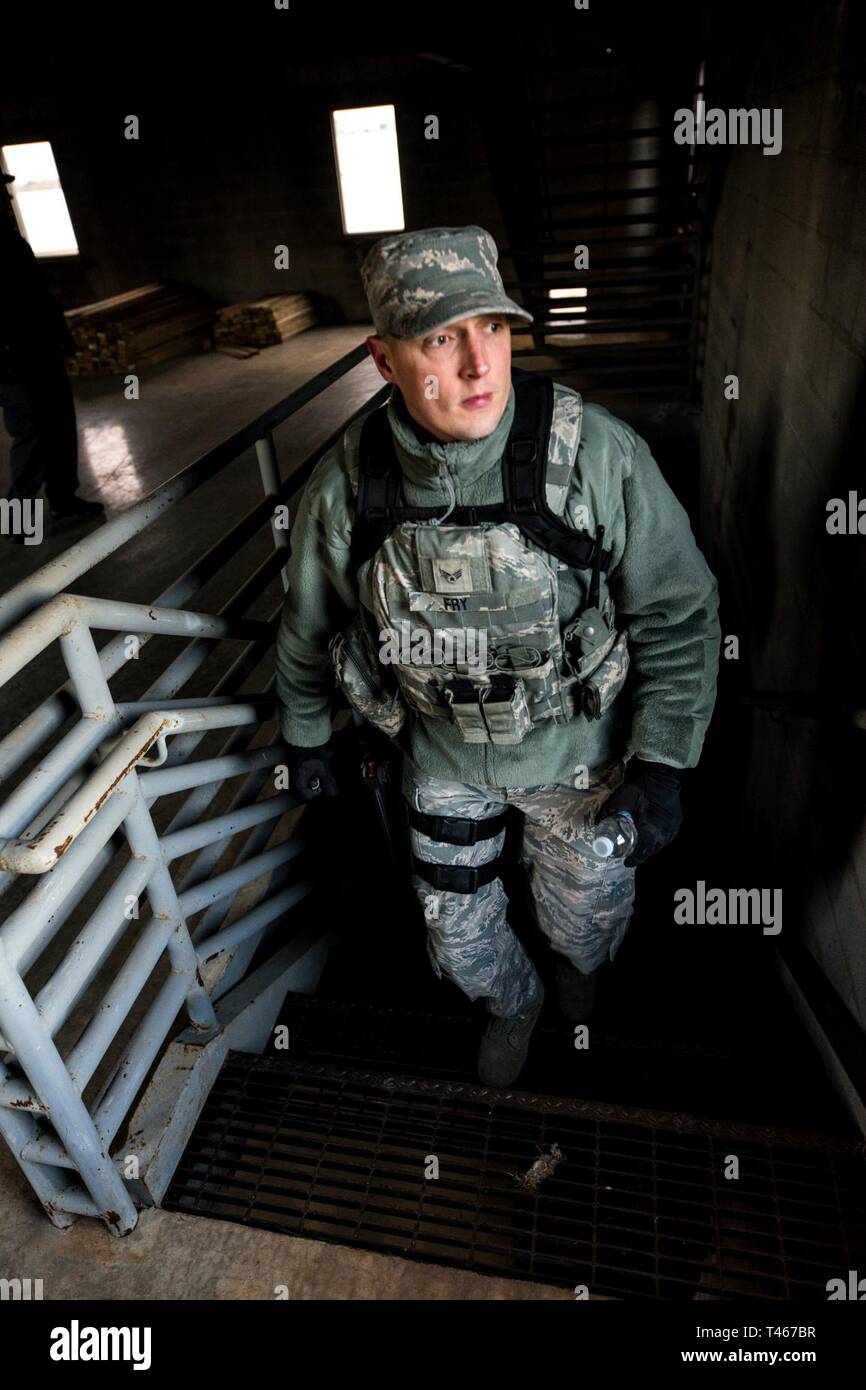 Senior Airman Daniel RFI con il 173rd delle forze di sicurezza Squadron, Oregon Air National Guard, ricerche edifici per i feriti durante la simulazione di una perturbazione civile risposta in seguito ad una calamità naturale al centro di custode della Georgia durante il patriota sud 19 Esercizio, Marzo 5, 2019. PATRIOT è un nazionale di operazioni di disaster-risposta esercizio di formazione condotta dalla Guardia Nazionale di unità di lavoro federali, statali e locali di gestione delle emergenze le agenzie e i soccorritori. Foto Stock