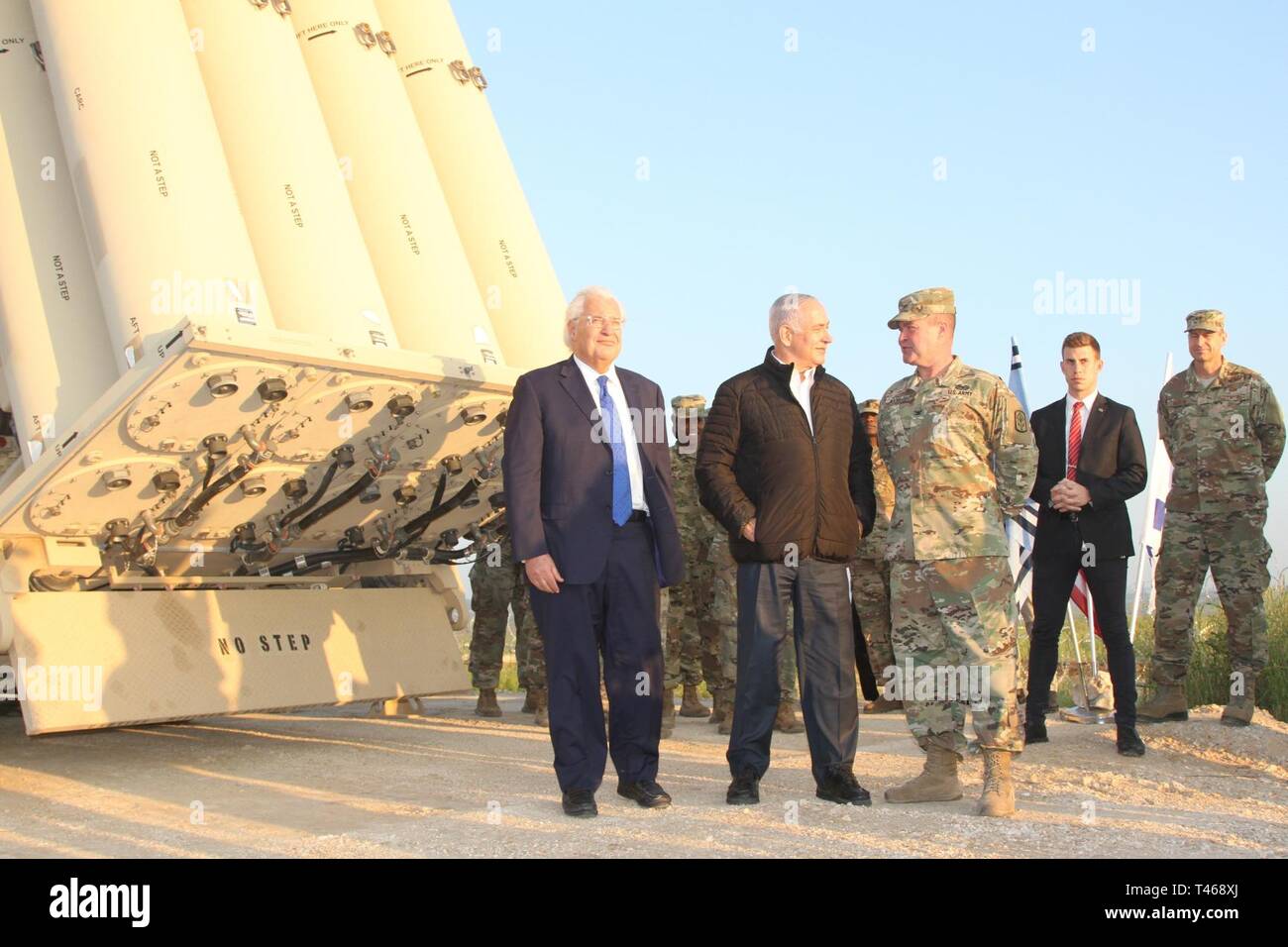 Il Primo Ministro israeliano Benjamin Netanyahu, David M. Friedman, l Ambasciatore degli Stati Uniti a Israele e Col. Thomas E. Moore, 174ma la difesa aerea artiglieria comandante di brigata visita il terminale Area altitudine sistema di difesa sito in Israele il 6 marzo. La distribuzione di un sistema THAAD a Israele è un esercizio di U.S. Esercito, U.S. Air Force e forze israeliane, sotto la forza dinamica concetto di occupazione. L'esercizio si basa la prontezza e la interoperabilità nella regione, dimostra la capacità degli Stati Uniti di implementare rapidamente la difesa aerea attivi a livello globale e dimostra la U.S. Esercito una missione dell'Europa Foto Stock