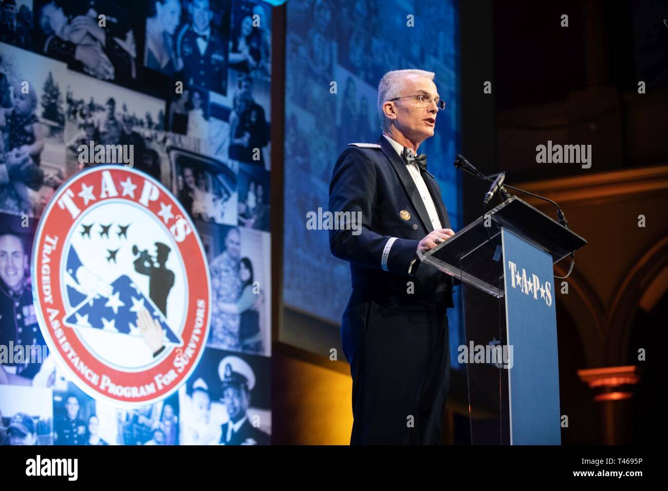 Air Force gen. Paolo J. Selva, vice presidente del Comune di capi di Stato Maggiore, parla durante la tragedia 2019 Programma di assistenza per i superstiti (TAPS) Guardia d'Onore Gala presso il National Building Museum di Washington D.C., Marzo 6, 2019. I rubinetti è una organizzazione no-profit che ha assistito oltre 70.000 familiari superstiti membri il lutto la perdita di una parte delle forze armate service-stati. Foto Stock