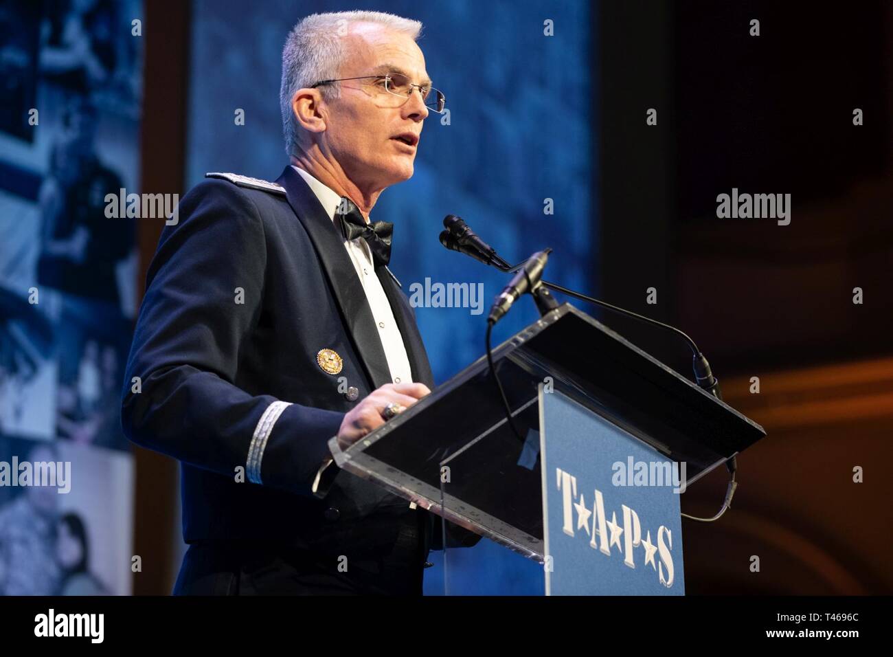 Air Force gen. Paolo J. Selva, vice presidente del Comune di capi di Stato Maggiore, parla durante la tragedia 2019 Programma di assistenza per i superstiti (TAPS) Guardia d'Onore Gala presso il National Building Museum di Washington D.C., Marzo 6, 2019. I rubinetti è una organizzazione no-profit che ha assistito oltre 70.000 familiari superstiti membri il lutto la perdita di una parte delle forze armate service-stati. Foto Stock