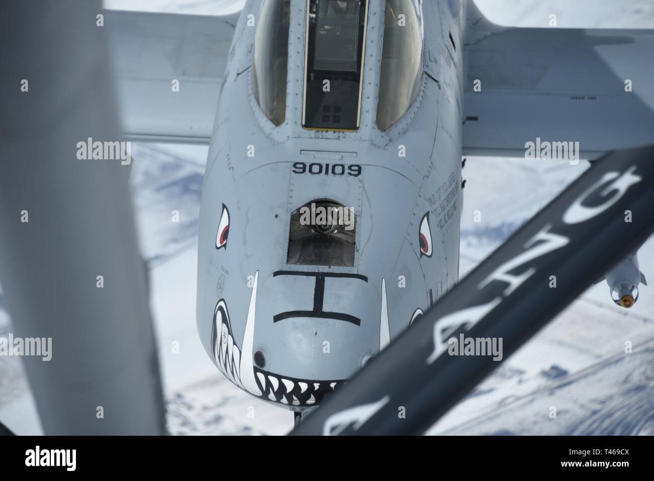 Un A-10 Thunderbolt II allegata al 442nd Fighter Wing a Whiteman Air Force Base, Mo, si prepara a ricevere carburante da un KC-135 Stratotanker over Kansas Marzo 6, 2019. Il KC-135 è attaccato alla Air National Guard 185th dell aria ala di rifornimento a Sioux City, Iowa ed è regolarmente programmati per fare rifornimento a-10s a fini di formazione. Foto Stock