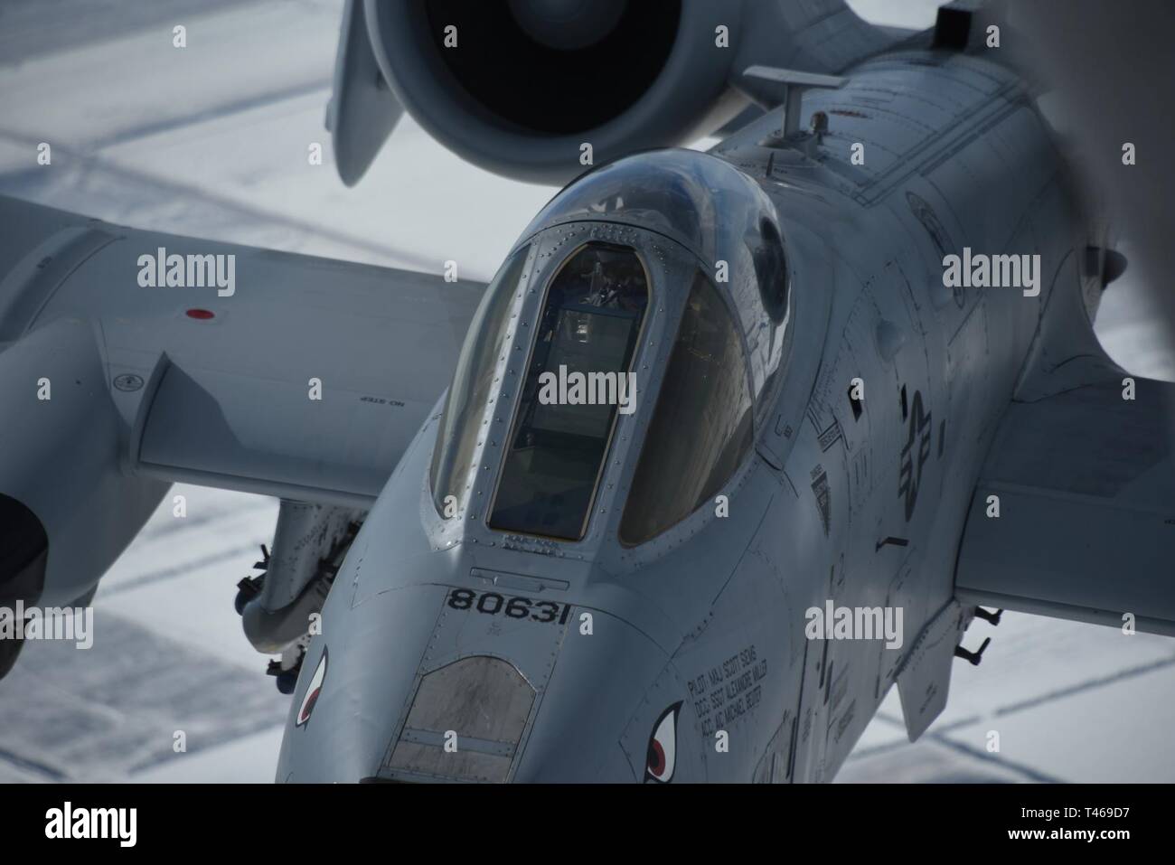 Un A-10 Thunderbolt II, attaccato al 442nd Fighter Wing a Whiteman Air Force Base, Mo, si diparte un KC-135 Stratotanker dopo la ricezione di carburante su Kansas Marzo 6, 2019. Il KC-135 è attaccato alla Air National Guard 185th dell aria ala di rifornimento a Sioux City, IA e viene regolarmente programmati per fare rifornimento a-10s a fini di formazione. Foto Stock