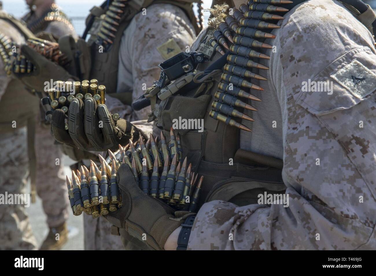 Stati Uniti Lancia Marine Cpl. Logan Keyser, un anti-serbatoio missileman con il ventiduesimo Marine Expeditionary Unit, mantiene le cinghie di munizioni durante un M240B gamma macchina sul ponte di volo dell'Whidbey Island-class dock landing ship USS Fort McHenry (LSD-43). La gamma testato Marines singoli di precisione ed efficienza con il M240B. Marines e marinai con il ventiduesimo MEU e anfibio Kearsarge pronto Gruppo sono attualmente dispiegati per gli Stati Uniti Quinta Flotta area di operazioni a sostegno di operazioni navali per garantire stabilità marittimo e la sicurezza nella regione centrale di collegamento del Mediterraneo e la PA Foto Stock
