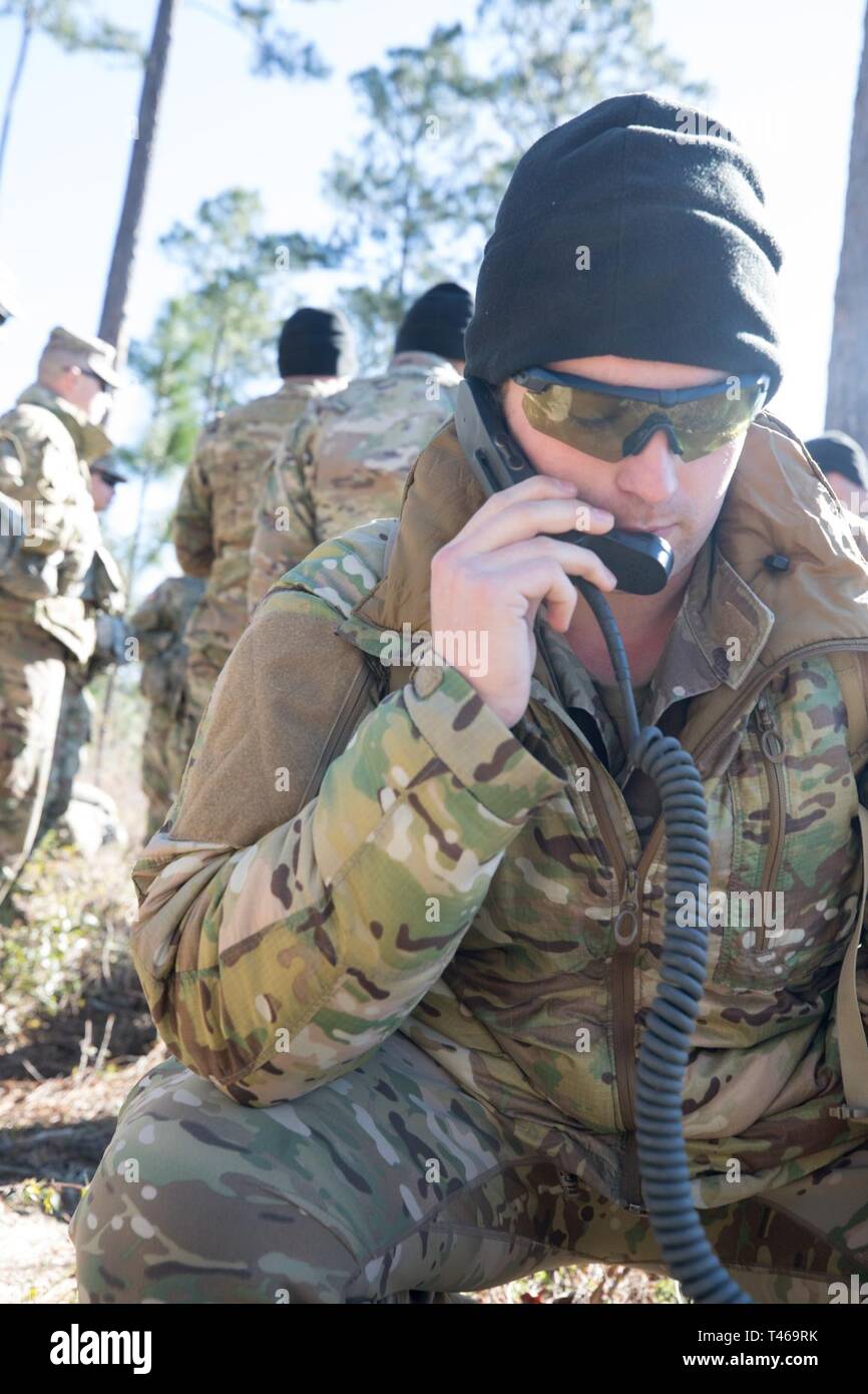 Stati Uniti Aria personale Froce Sgt. Brandon Wells, con 124aria supportano operazioni squadrone, tenere aperto commuications pur frequentando la scuola di Pathfinder, presso la Guardia Nazionale Warrior Training Center a Fort Benning ,GA il 6 marzo 2019. Il Pathfinder è una scuola specializzata che insegna i soldati come stabilire un atterraggio di sicurezza delle zone per aerei e Air Assault soldati o degli aerei dell esercito regolare. Foto Stock