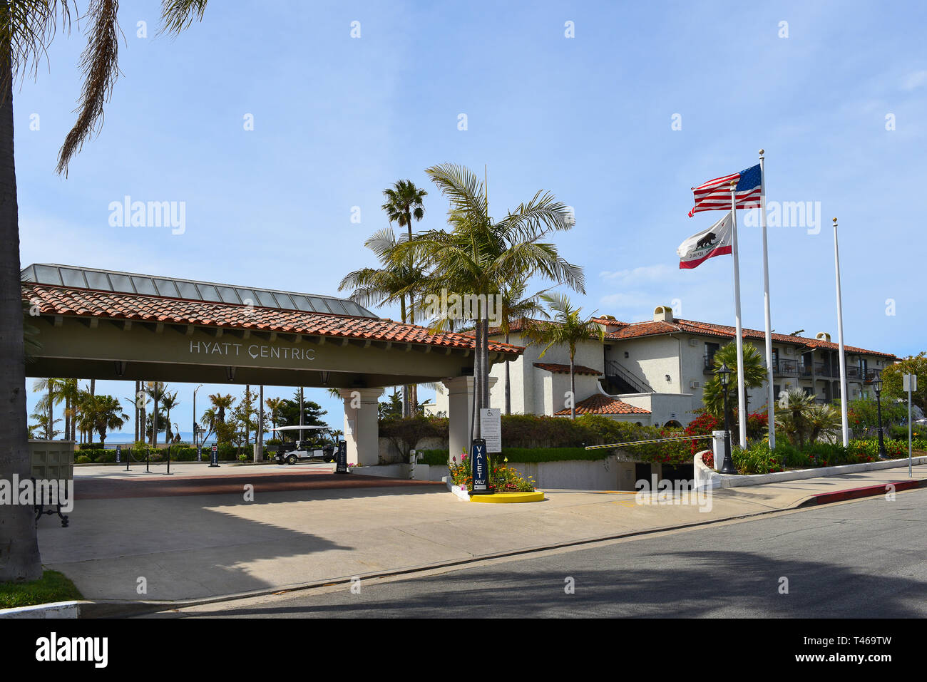 SANTA BARBARA, California - 11 Aprile 2019: Hyatt Centric Hotel si trova di fronte alla spiaggia a est, costruito negli anni Trenta del Novecento Spagnolo in stile coloniale e a solo 1 miglio fro Foto Stock