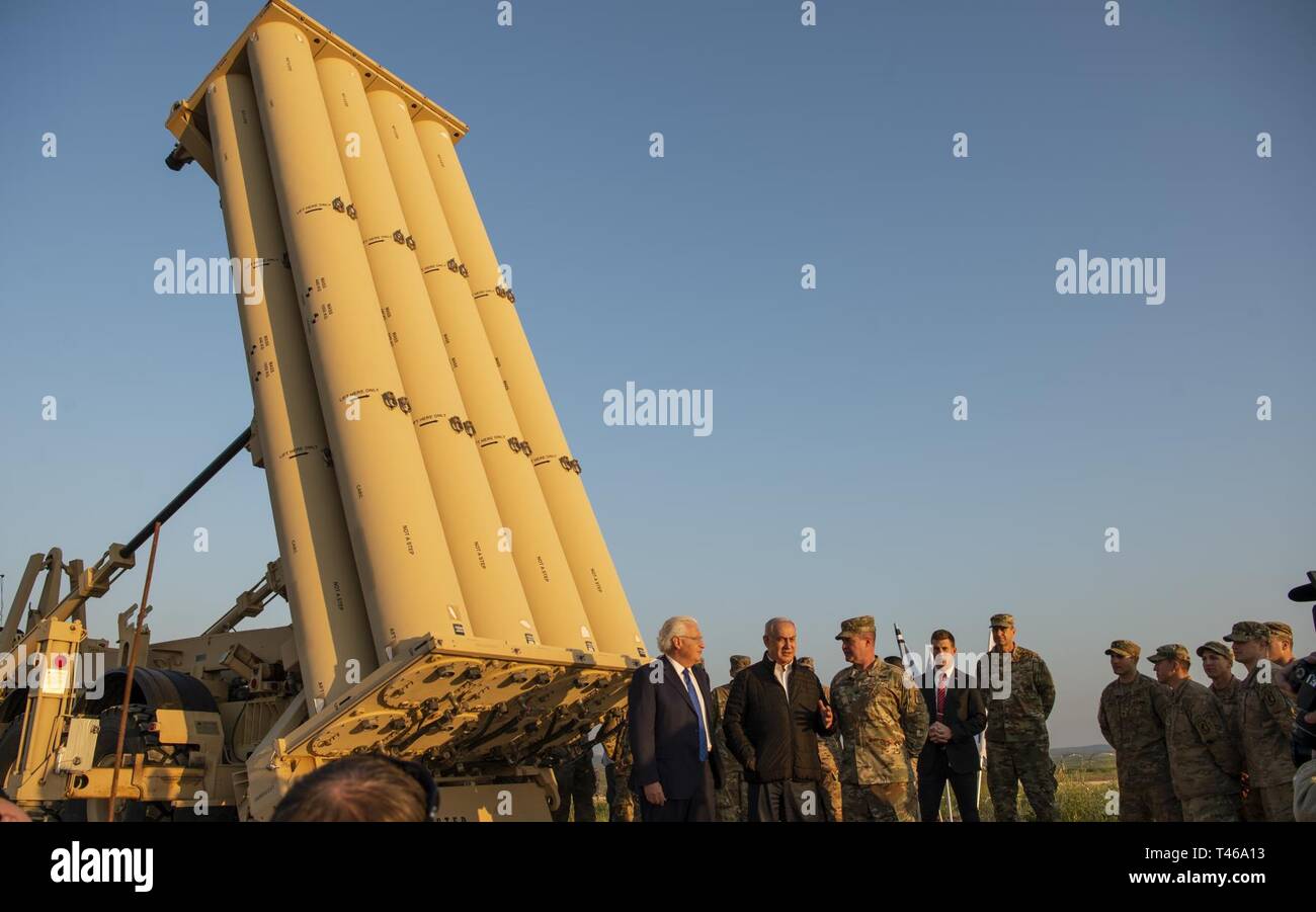 Il Primo Ministro israeliano Benjamin Netanyahu, David M. Friedman, l Ambasciatore degli Stati Uniti a Israele e Col. Thomas E. Moore, 174ma la difesa aerea artiglieria comandante di brigata visita al terminale Area altitudine sistema di difesa sito in Israele il 6 marzo. La distribuzione di un sistema THAAD a Israele è un esercizio di U.S. Esercito, U.S. Air Force e forze israeliane, sotto la forza dinamica concetto di occupazione. L'esercizio si basa la prontezza e la interoperabilità nella regione, dimostra la capacità degli Stati Uniti di implementare rapidamente la difesa aerea attivi a livello globale e dimostra la U.S. Esercito dell'Europa missi Foto Stock