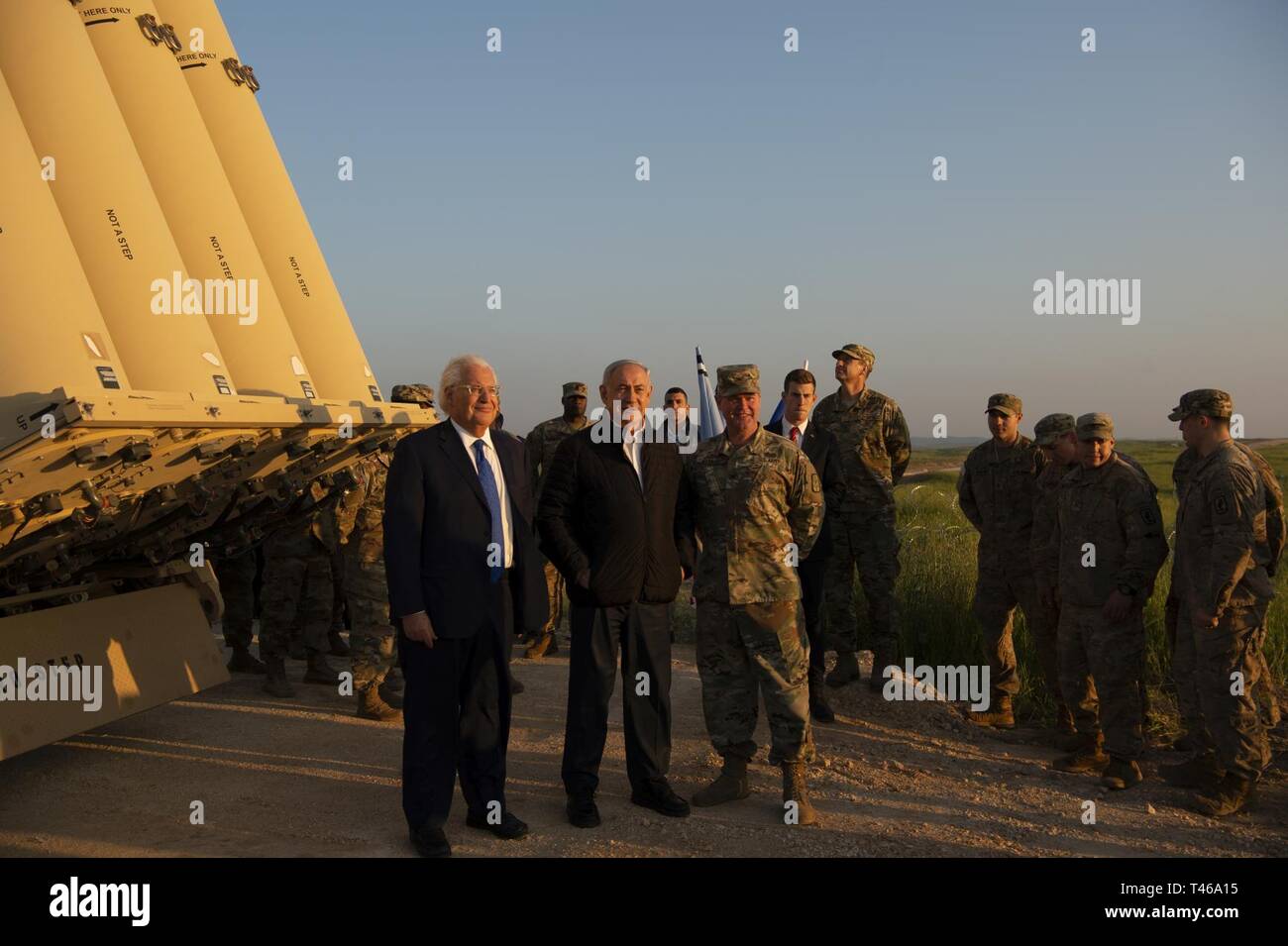 Il Primo Ministro israeliano Benjamin Netanyahu, David M. Friedman, l Ambasciatore degli Stati Uniti a Israele e Col. Thomas E. Moore, 174ma la difesa aerea artiglieria comandante di brigata visita il terminale Area altitudine sistema di difesa sito in Israele il 6 marzo. La distribuzione di un sistema THAAD a Israele è un esercizio di U.S. Esercito, U.S. Air Force e forze israeliane, sotto la forza dinamica concetto di occupazione. L'esercizio si basa la prontezza e la interoperabilità nella regione, dimostra la capacità degli Stati Uniti di implementare rapidamente la difesa aerea attivi a livello globale e dimostra la U.S. Esercito una missione dell'Europa Foto Stock