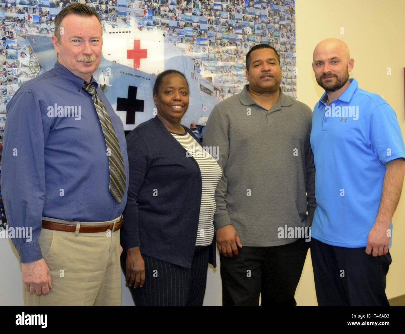 Un DLA supporto alle truppe di approvvigionamento medico della catena operativa del cliente rivolta verso il team di divisione di posa per una foto a DLA supporto alle truppe Marzo 7, 2019 in Philadelphia. Aiuta la squadra della marina di nuove navi soddisfare i loro medici e dentisti requisiti. Foto Stock