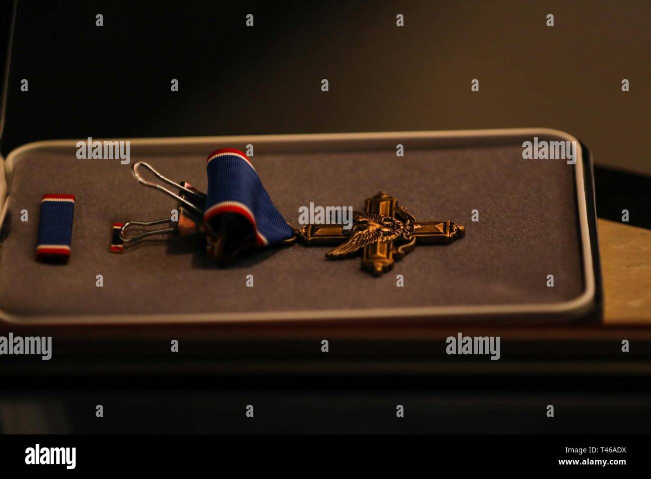 Ex U.S. Esercito Capt. Andrew L. Bundermann, Ufficiale di fanteria assegnato alla truppa B, terzo squadrone, 61o reggimento di cavalleria, quarta brigata Team di combattimento, 4a divisione di fanteria, riceve la traversa di servizio distinto, 7 marzo 2019, nel corso di una cerimonia al Northrop Auditorium di Minneapolis, Minnesota. Stati Uniti Esercito Lt. Gen. Thomas S. Giacomo Jr., comandante della 1° U.S. Esercito, ha consegnato il premio a Bundermann per le sue azioni ad Ottobre 3, 2009 sul combattimento Outpost Keating, Afghanistan. Foto Stock