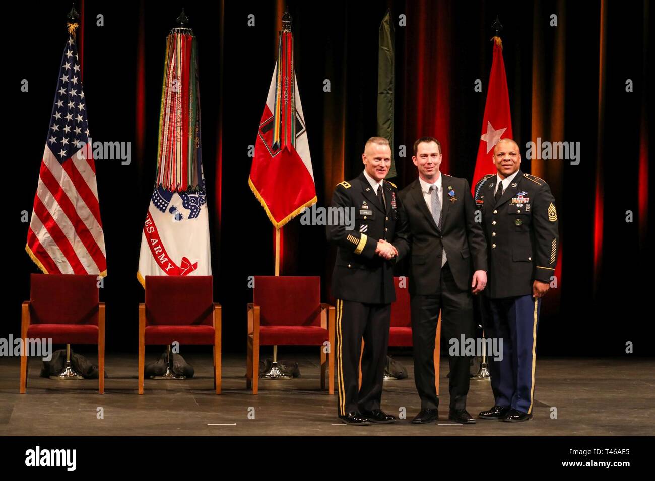 Stati Uniti Esercito Lt. Gen. Thomas S. Giacomo Jr., sinistra, comandante della 1° U.S. Esercito, ex U.S. Esercito Capt. Andrew L. Bundermann, Centro Ufficiale di fanteria assegnato alla truppa B, terzo squadrone, 61o reggimento di cavalleria, quarta brigata Team di combattimento, 4a divisione di fanteria, E DEGLI STATI UNITI Comando Esercito Sgt. Il Mag. Dwayne Cook, senior leader arruolato per il primo esercito, posano per una foto, 7 marzo 2019, durante la traversa di servizio distinto cerimonia al Northrop Auditorium di Minneapolis, Minnesota. Il premio è stato consegnato a Bundermann per le sue azioni ad Ottobre 3, 2009 sul combattimento Outpost Keating, Afghanistan. Foto Stock