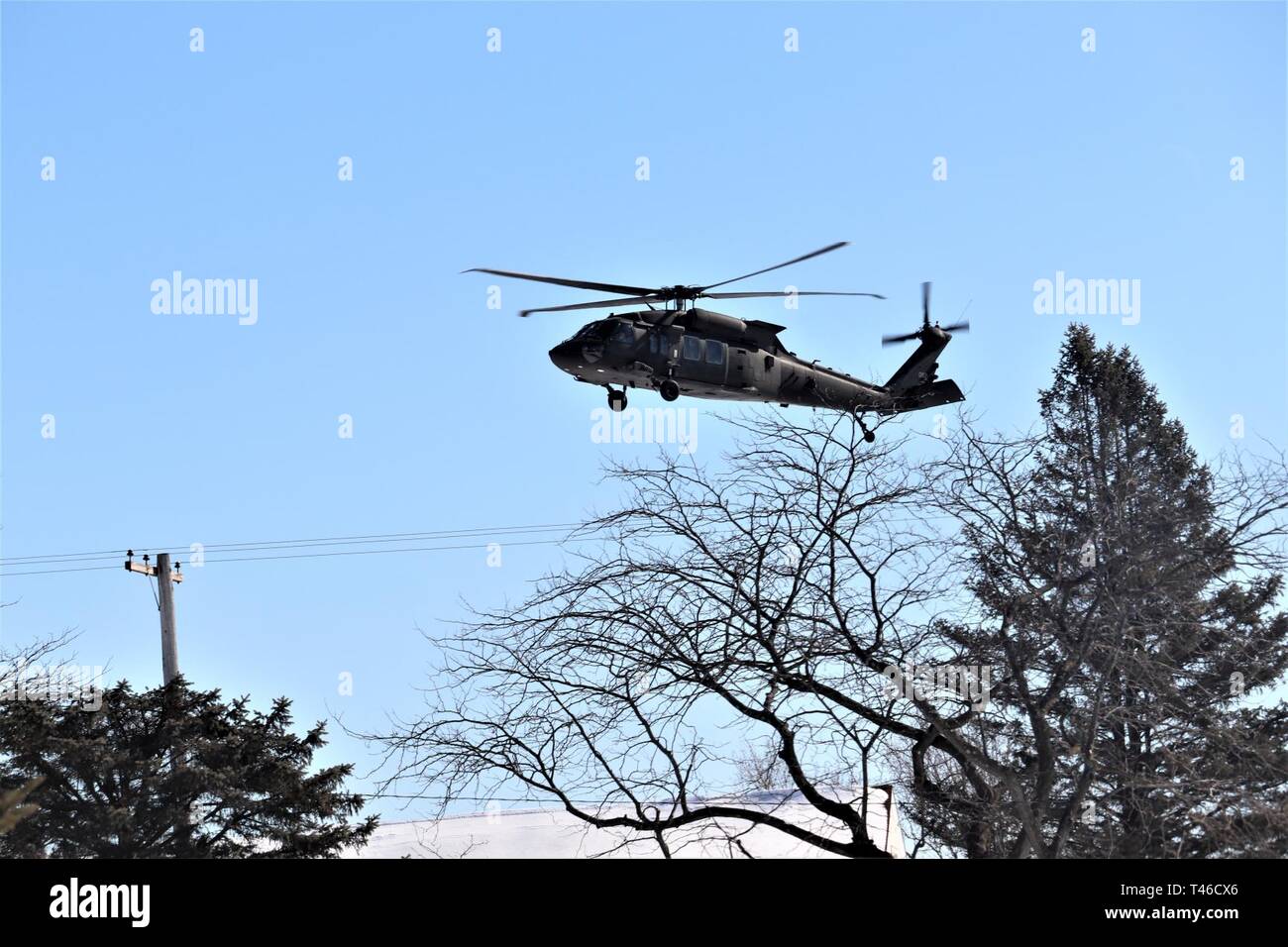 Un equipaggio con il primo battaglione, 147th reggimento di aviazione del Wisconsin la Guardia Nazionale a Madison operare una UH-60 Black Hawk elicottero presso la sede helo pad 11 marzo 2019, a Fort McCoy, Wis. membri della unità di completare regolarmente le operazioni di formazione a Fort McCoy e il gruppo supporta anche numerosi eventi di formazione presso l'installazione di ogni anno. Secondo l'esercito fact sheet per il Black Hawk, la sua missione è quella di fornire aria assalto, supporto generale, Istituto di medicina aeronautica evacuazione, di comando e di controllo, e operazioni speciali di sostegno alla lotta contro, la stabilità e il supporto delle operazioni. La UH-6 Foto Stock