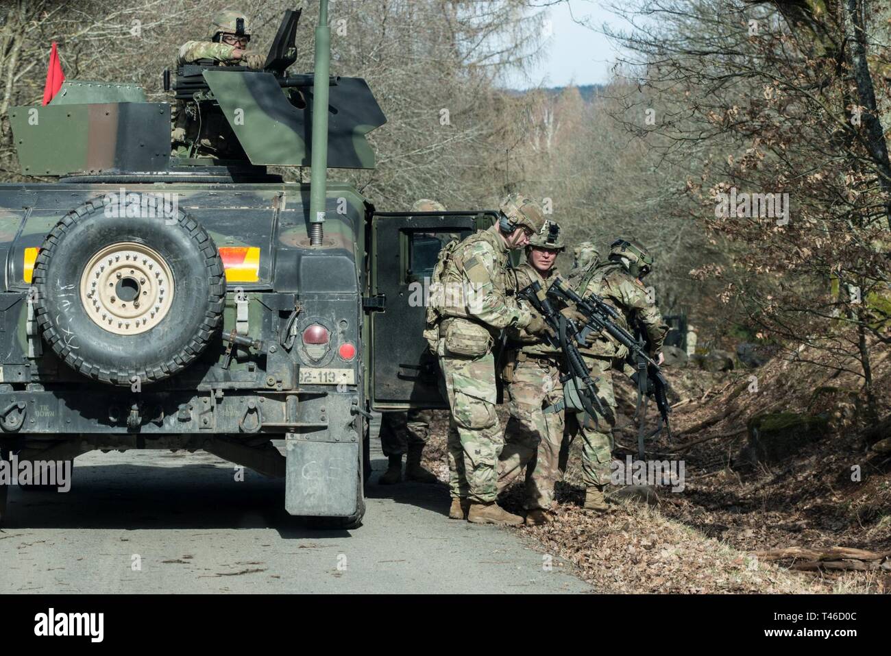 I soldati assegnati al primo plotone, 92ma la polizia militare azienda prepararsi per un convoglio Live Fire Esercizio sul campo 35, Baumholder zona di addestramento militare Baumholder, Germania, 11 marzo, 2019. La formazione è stata parte del plotone di certificazione. In varie iterazioni i soldati hanno imparato a condurre il fuoco in convoglio operazioni. Foto Stock