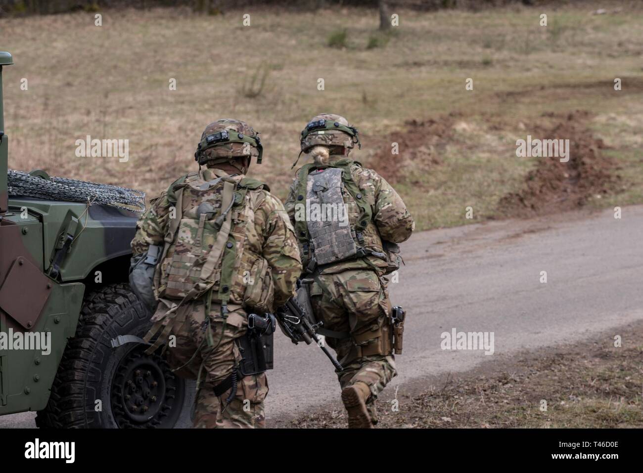 I soldati assegnati al primo plotone, 92ma la polizia militare azienda prepararsi per un convoglio Live Fire Esercizio sul campo 35, Baumholder zona di addestramento militare Baumholder, Germania, 11 marzo, 2019. La formazione è stata parte del plotone di certificazione. In varie iterazioni i soldati hanno imparato a condurre il fuoco in convoglio operazioni. Foto Stock