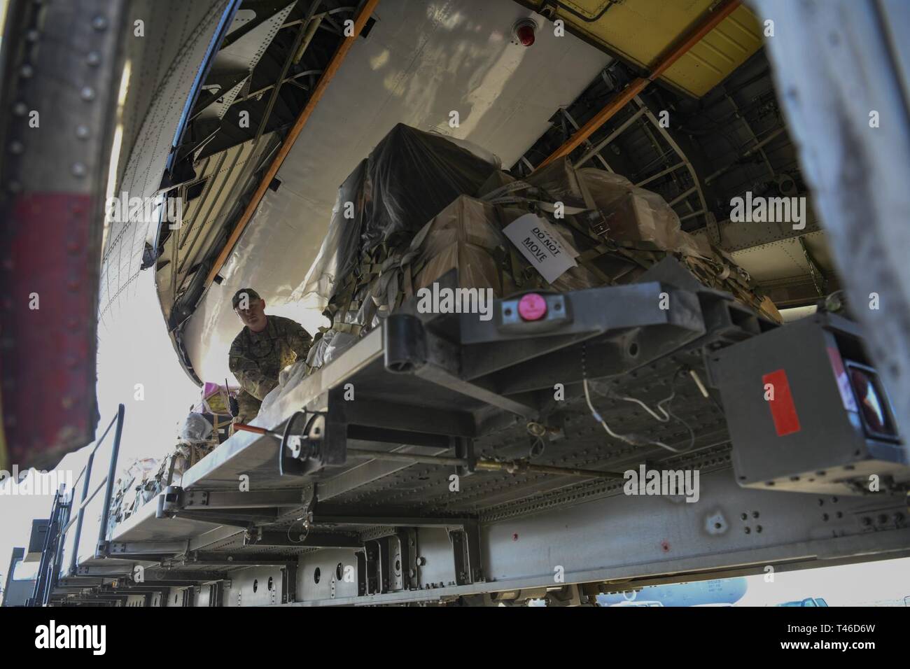 Il personale Sgt. Benjamin Griggs, 386Expeditionary disponibilità logistica squadrone servizi di rampa supervisore, distribuito dalla 89porta antenna squadrone a base comune Andrews, Md., rotoli carichi su di un commerciale Ilyushin Il-76 ad Ali Al Salem Air Base, Kuwait, 11 marzo 2019. Gli Stati Uniti Forze Aeree centrale del comando di mobilità in aria e divisione Airlift Team controllo orchestrare l utilizzo di commerciale internazionale aria pesante offerte per spostare il teatro cargo. L'uso di missioni IHAT fornisce il teatro USCENTCOM un importante capacità di trasporto aereo per il trasporto di merci che non può essere previsto di carico su aria militare Foto Stock