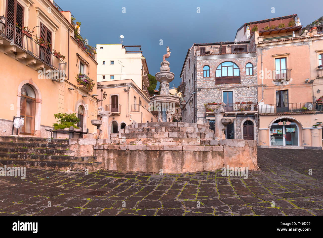 Piazza Duomo a Taormina, Sicilia, Italia Foto Stock