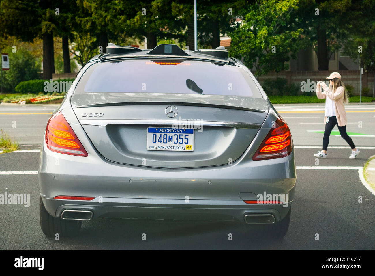 Aprile 11, 2019 Sunnyvale / CA / STATI UNITI D'AMERICA - Mercedes veicolo con guida automatica delle attrezzature montate sul tetto, eseguire le prove vicino alla società ri Foto Stock