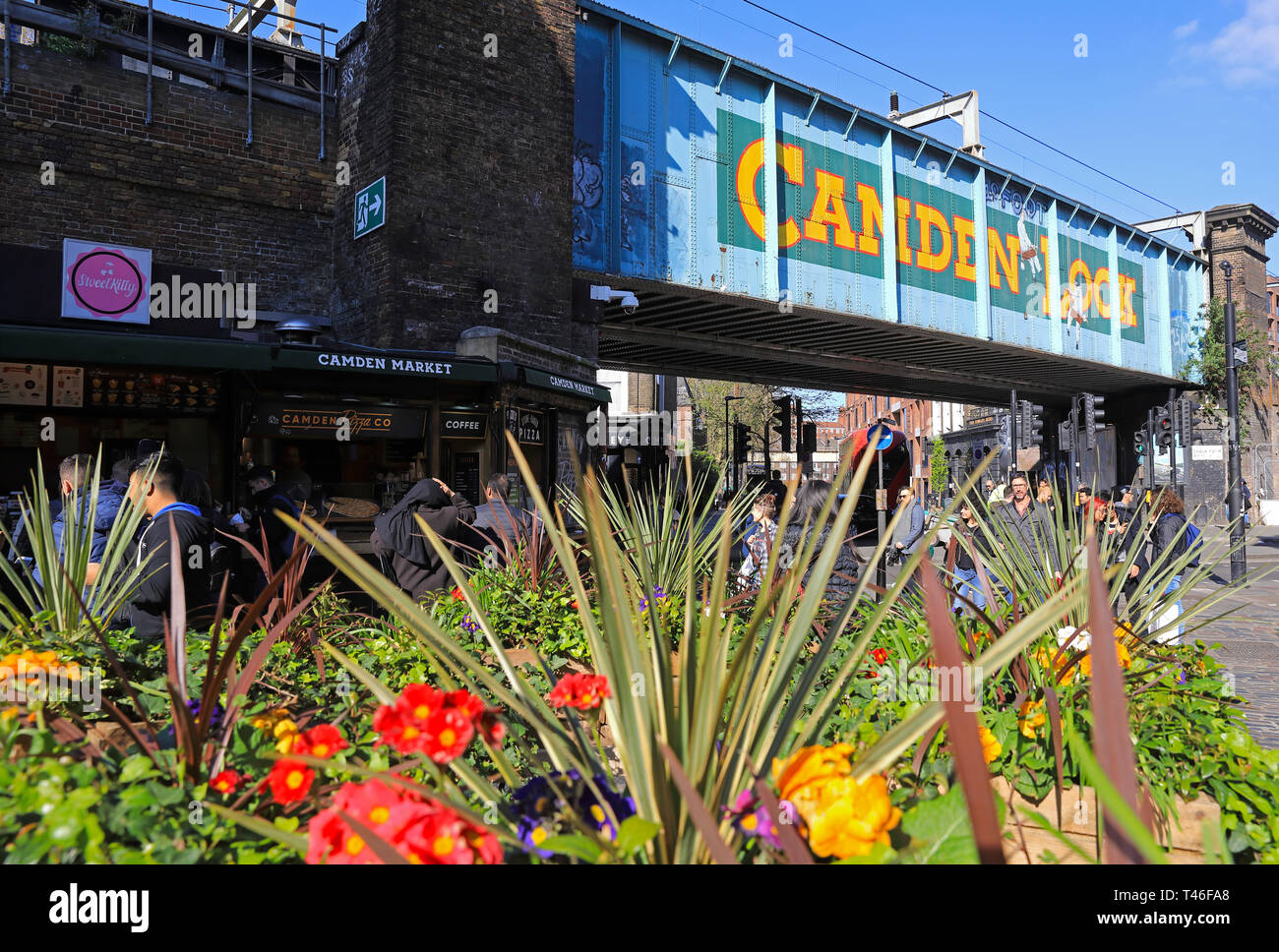 La vibrante Camden Market nel sole di primavera, a nord di Londra, Regno Unito Foto Stock