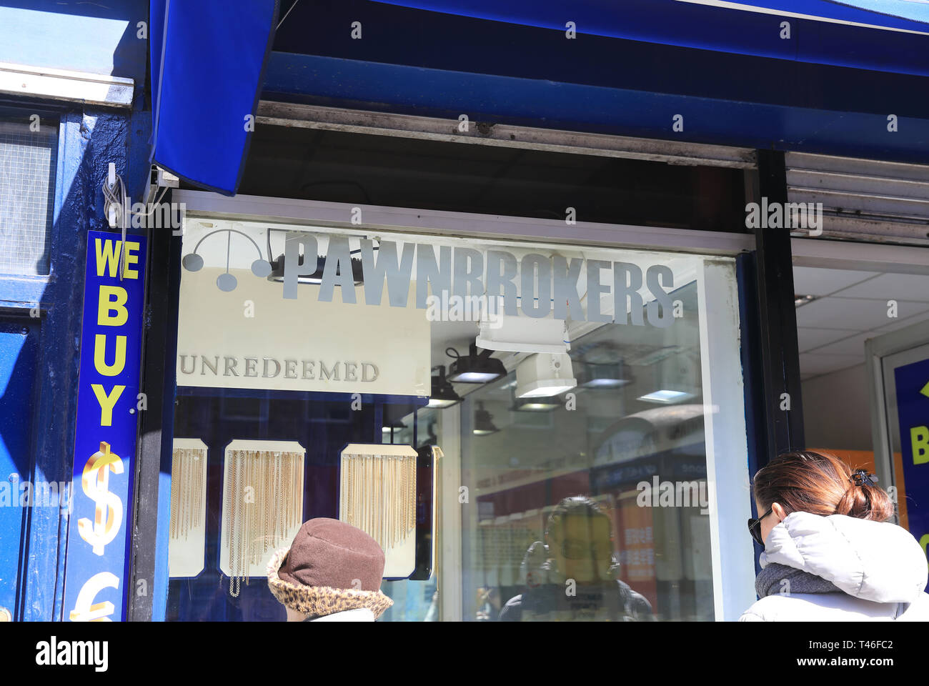 Pawnbrokers su Camden High Street a Londra, Regno Unito Foto Stock