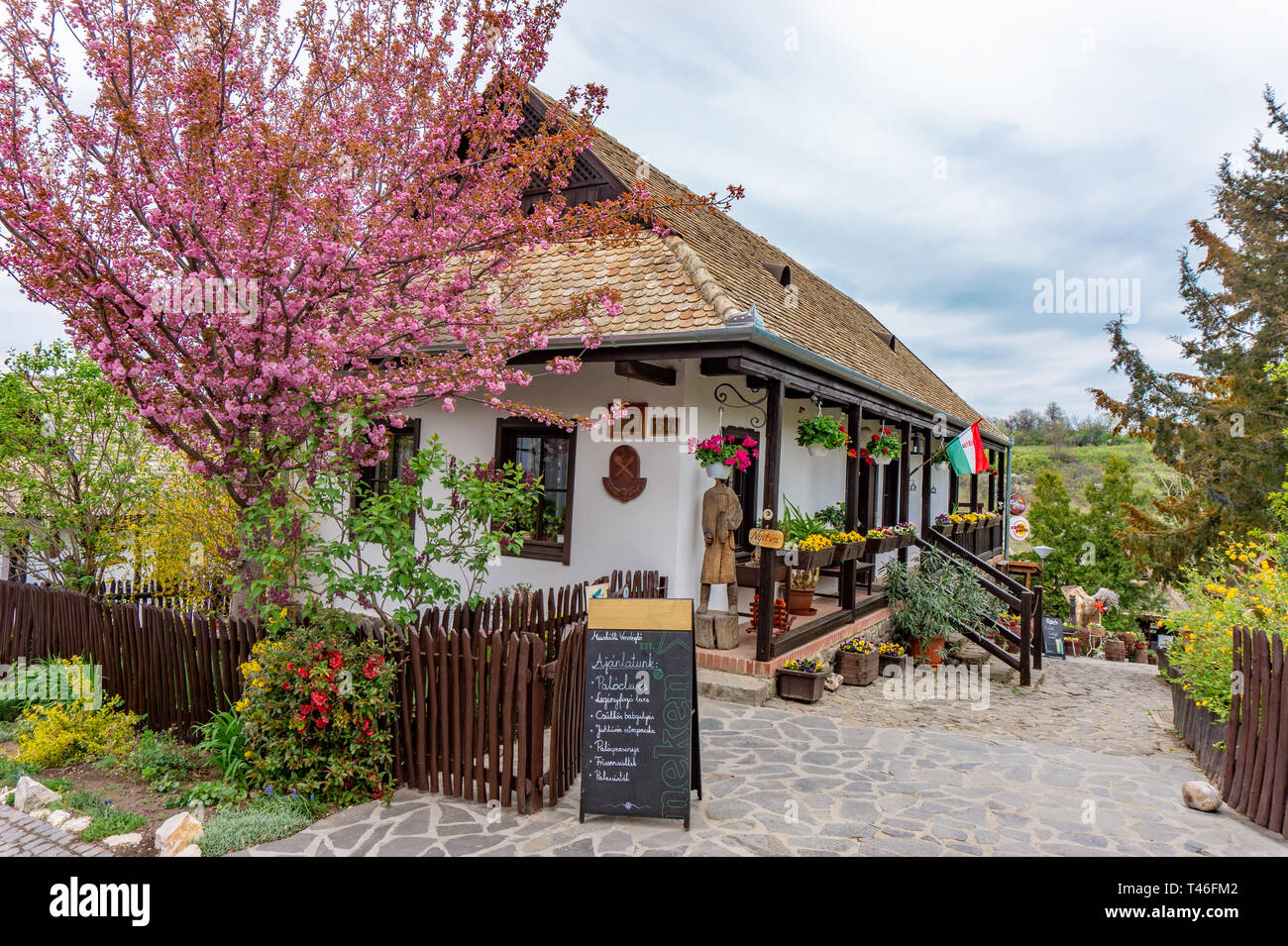 Hollókő, Ungheria / 13.04.2019: piccolo villaggio a primavera tempo famosa per la festa di Pasqua e il suo tradizionale vecchio case ungherese Unesco World Foto Stock