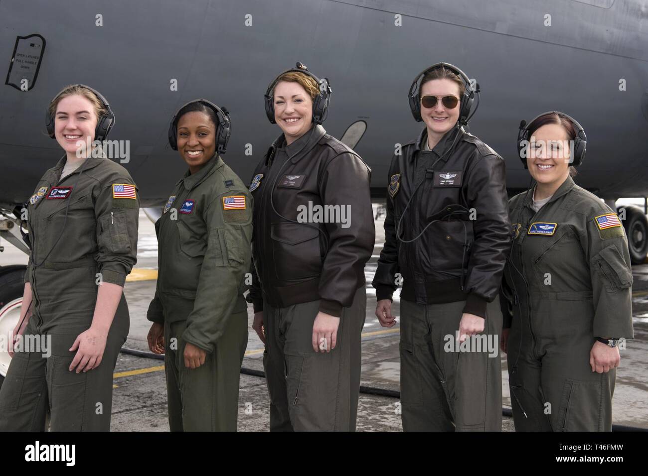 Il team di Fairchild tutte le donne-equipaggi di volo posano per una foto in onore di storia delle donne al mese a Fairchild Air Force Base, Washington, Marzo 8, 2019. Il volo ha commemorato Raymonde de Laroche, un pioniere nel settore del trasporto aereo e la prima donna al mondo a ricevere una licenza di pilota di più di cento anni fa. Foto Stock