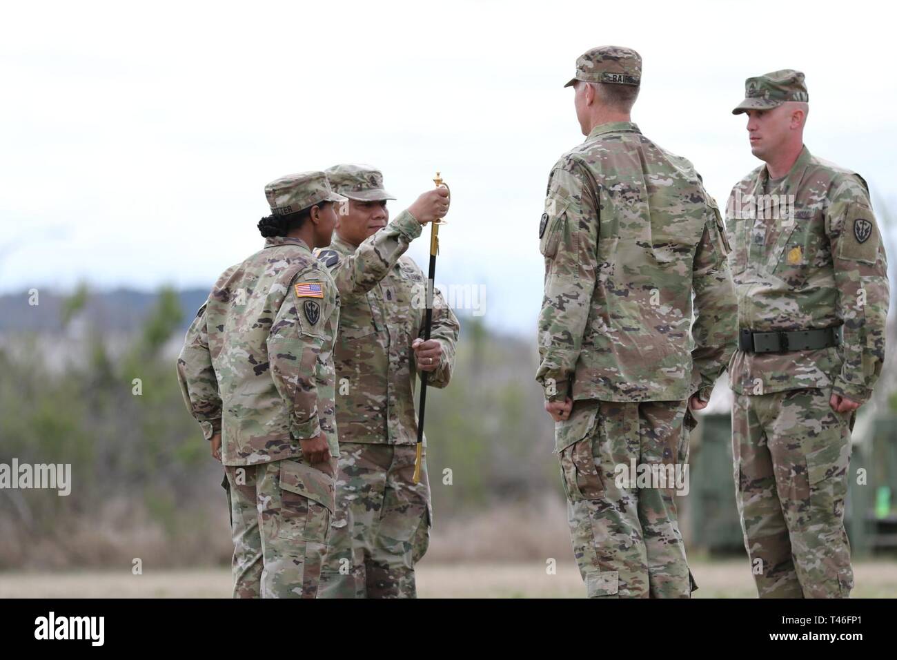 Il comando Sgt. Il Mag. Michael Mabanag, 504th Intelligenza militare brigata CSM, ispeziona i sottufficiali spada per la prima volta il 8 marzo, 2019, Fort Hood, Texas. Il passaggio della spada torna al titolare simboleggia la dedizione ai soldati della 504th MI BDE e la continuità di NCO il canale di supporto. Foto Stock