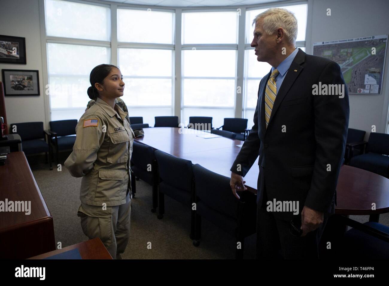 Il Sen. Tom Umberg, chi rappresenta il California's 34th senato dello stato district, colloqui a Sunburst sfida della gioventù Academy Cadet Paola Gomez durante un tour di forze congiunte Training Base, Los Alamitos, California, il 8 marzo 2019. Sunburst, che si trova sulla base, è uno dei tre Guardia Nazionale programmi sfida in California ed è agevolata dalla California Dipartimento militare a favore della gioventù e programmi comunitari Task Force. Foto Stock