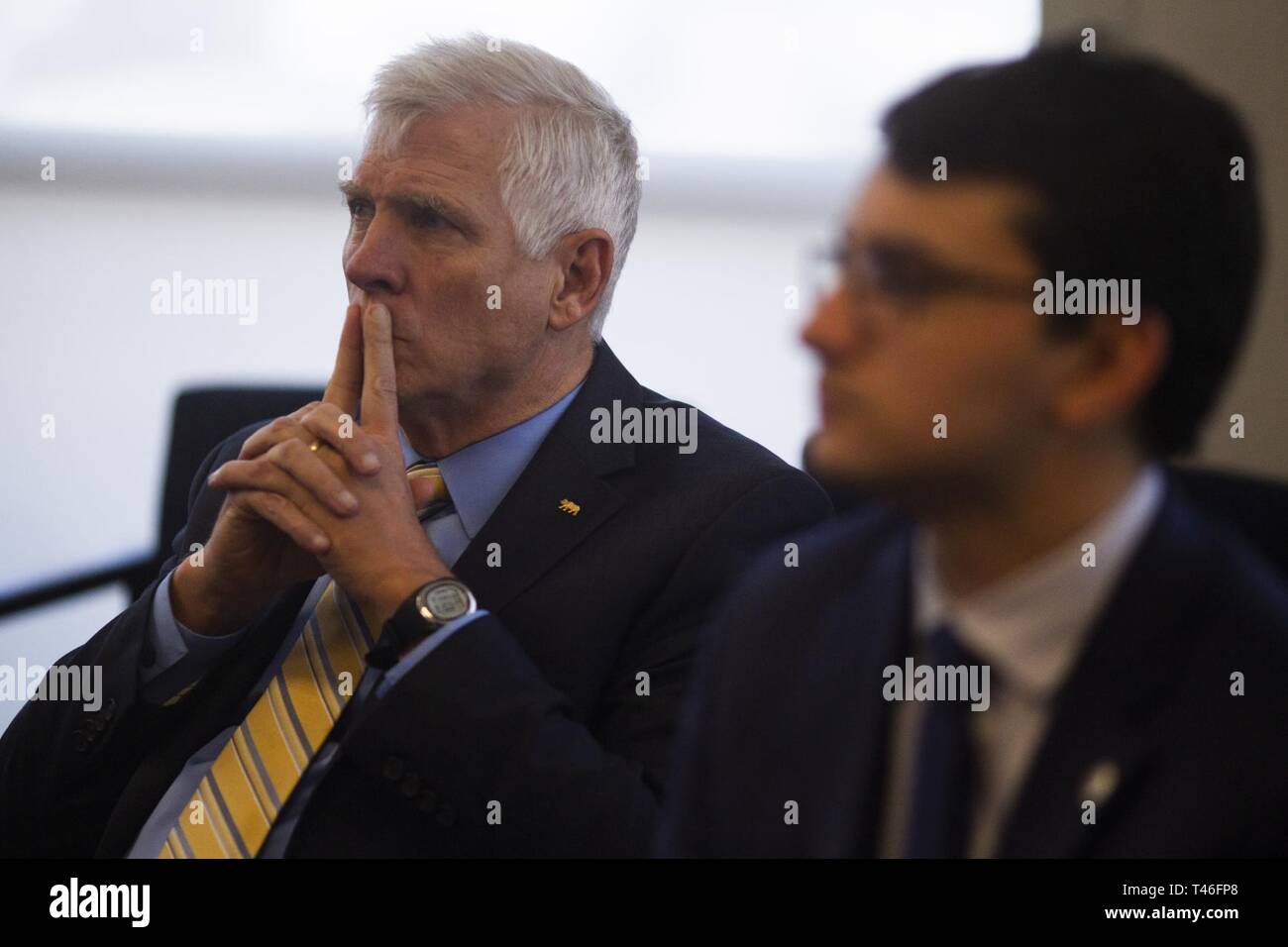 Il Sen. Tom Umberg, chi rappresenta il California's 34th senato dello stato district, ascolta una panoramica briefing mentre visitano Sunburst sfida della gioventù Academy durante un tour di forze congiunte Training Base, Los Alamitos, California, il 8 marzo 2019. Sunburst è uno dei tre Guardia Nazionale programmi sfida in California ed è agevolata dalla California Dipartimento militare a favore della gioventù e programmi comunitari Task Force. Foto Stock