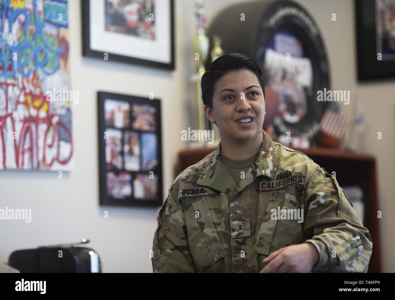 Lo Stato della California riserva militare Chief Warrant Officer 2 di Rochelle, Sonza comunità outreach liaison per Sunburst sfida della gioventù Academy, offre una panoramica informazioni circa l accademia per il Sen. Tom Umberg, chi rappresenta il California's 34th senato dello stato distretto, e il suo staff durante il loro tour di forze congiunte Training Base, Los Alamitos, California, il 8 marzo 2019. Sunburst, che si trova sulla base, è uno dei tre Guardia Nazionale programmi sfida in California ed è agevolata dalla California Dipartimento militare a favore della gioventù e programmi comunitari Task Force. Foto Stock