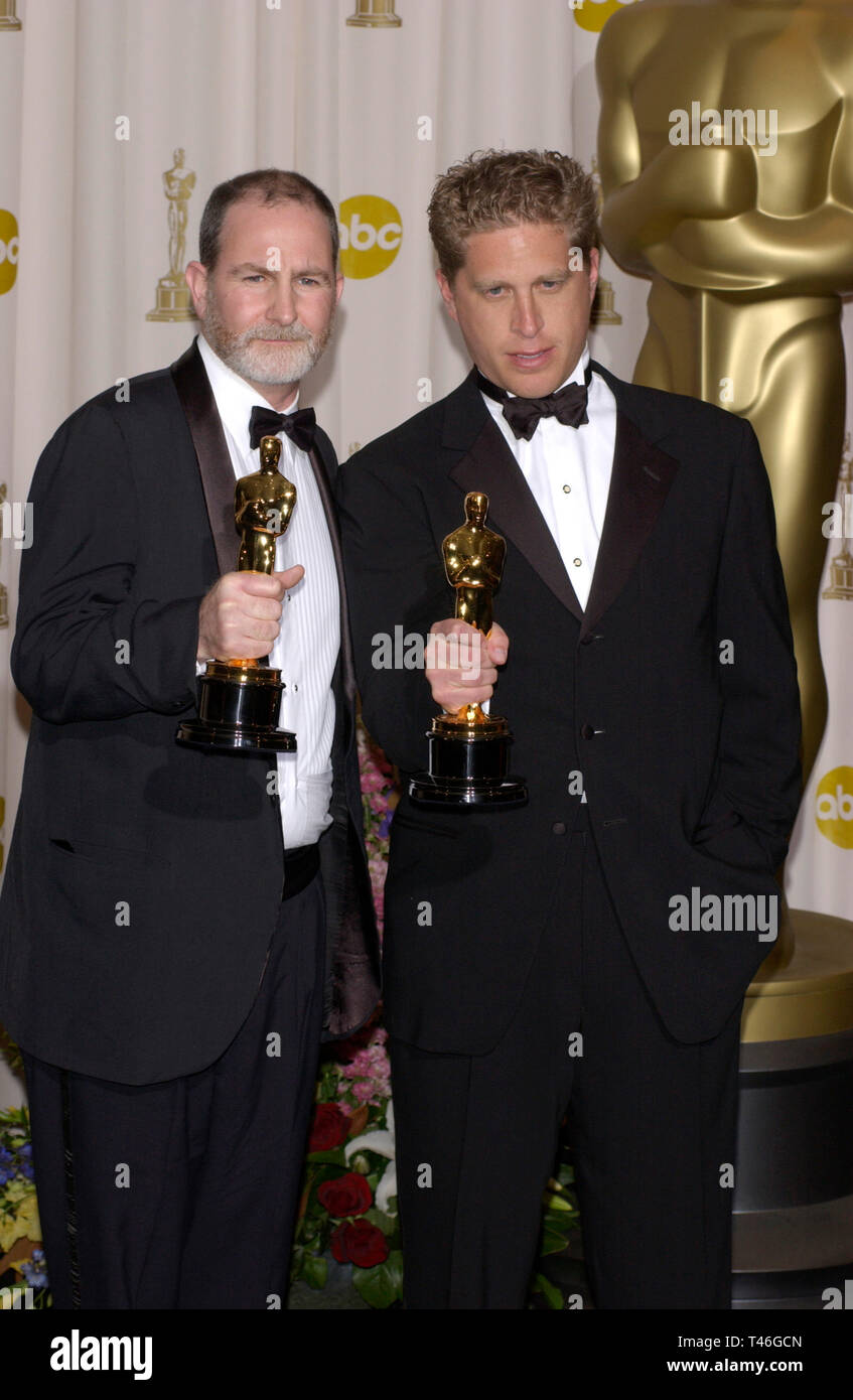 LOS ANGELES, CA. Marzo 23, 2003: Miglior Documentario Corto Oggetto vincitori BILL GUTTENTAG (sinistra) & ROBERT DAVID PORT al settantacinquesimo annuale di Academy Awards il Kodak Theatre, Hollywood. Foto Stock
