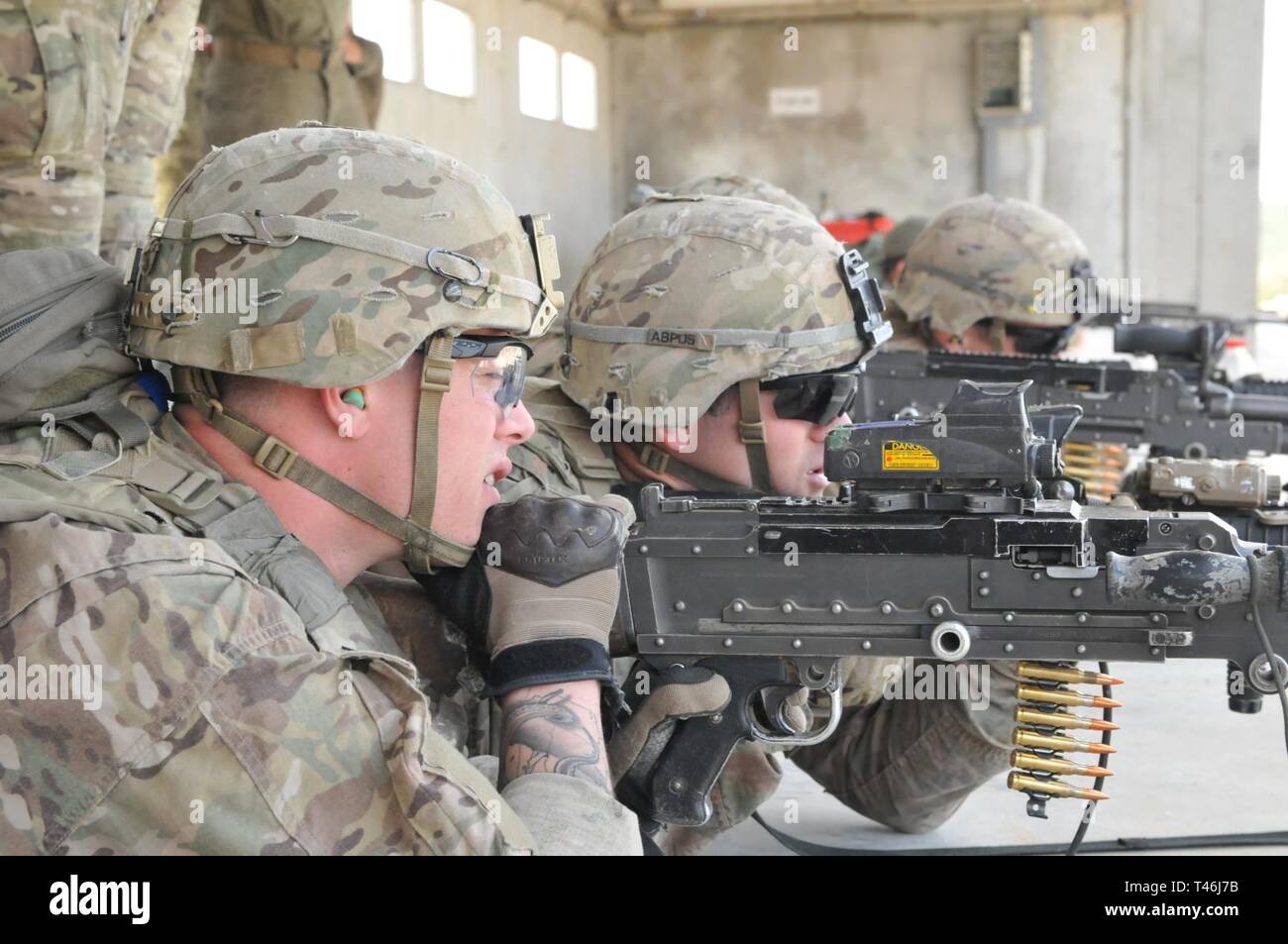 Stati Uniti I soldati dell esercito con la Legione Company, 1° Battaglione (airborne), 503rd Reggimento di Fanteria, 173rd Airborne Brigade prepararsi a fuoco loro M240-serie medie mitragliatrici durante la formazione congiunta con l Esercito Israeliano paracadutisti Mar. 12 in Israele. La formazione comprendeva fucile di precisione di tiro, a mano a mano le tecniche di combattimento e altre competizioni fisiche progettate per affinare le abilità di fanteria. La legione azienda è attualmente implementato in Israele a sostegno di un terminale ad alta area Altitudine Defence System per l'installazione. Foto Stock
